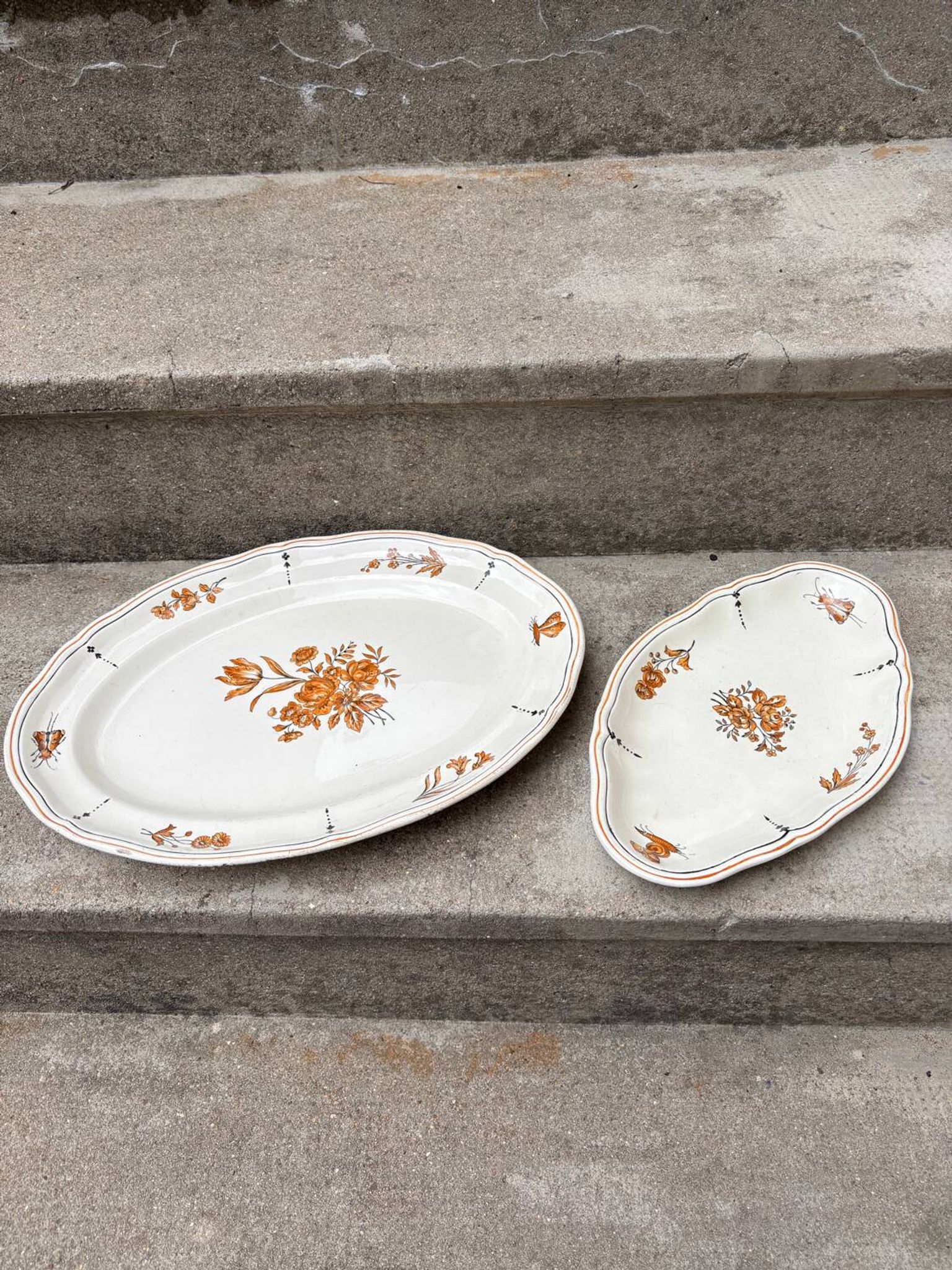 Duo of old plates Condé Longchamp – Terre de Fer, floral decoration & in