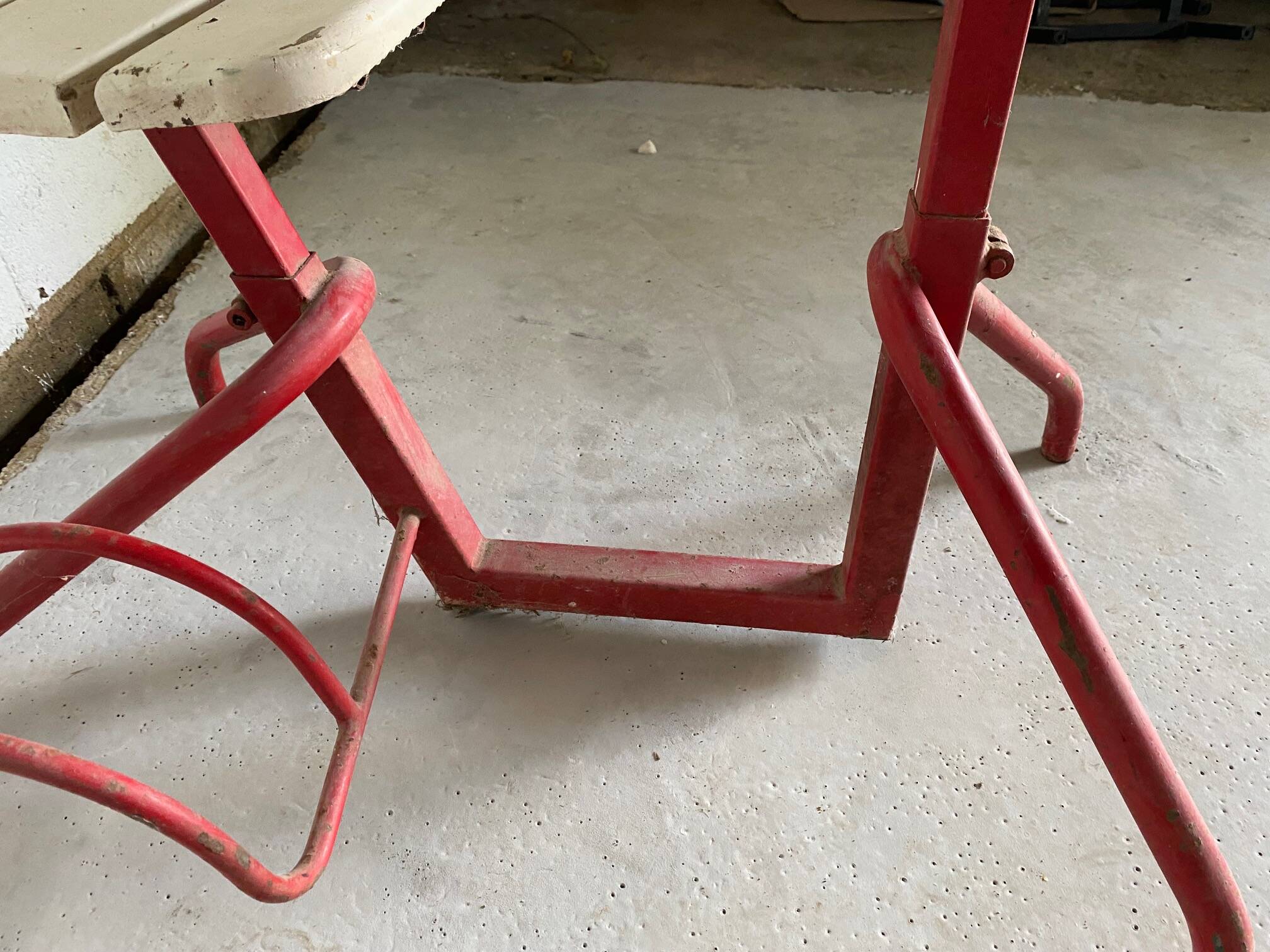 Child's desk in steel and wood from the 1950s.