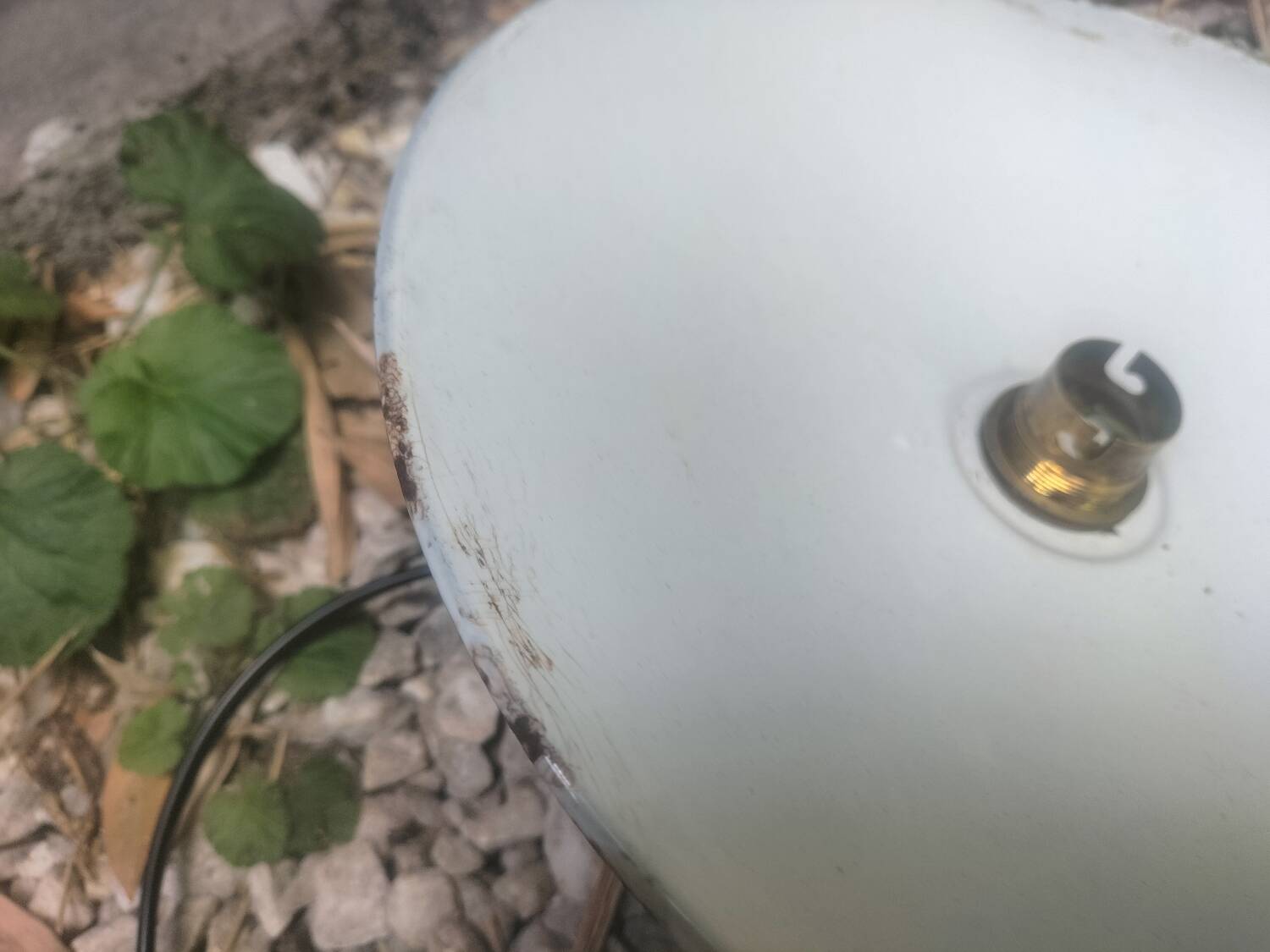 2 enamelled sheet metal suspensions