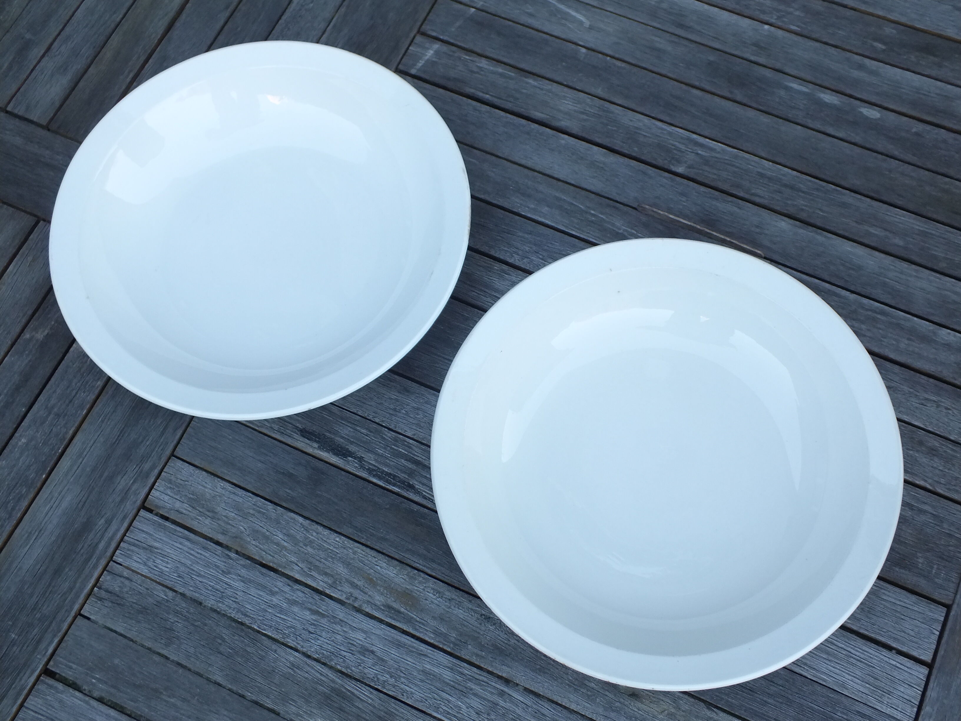 Paire de plats creux blancs Longwy Granit 34cms