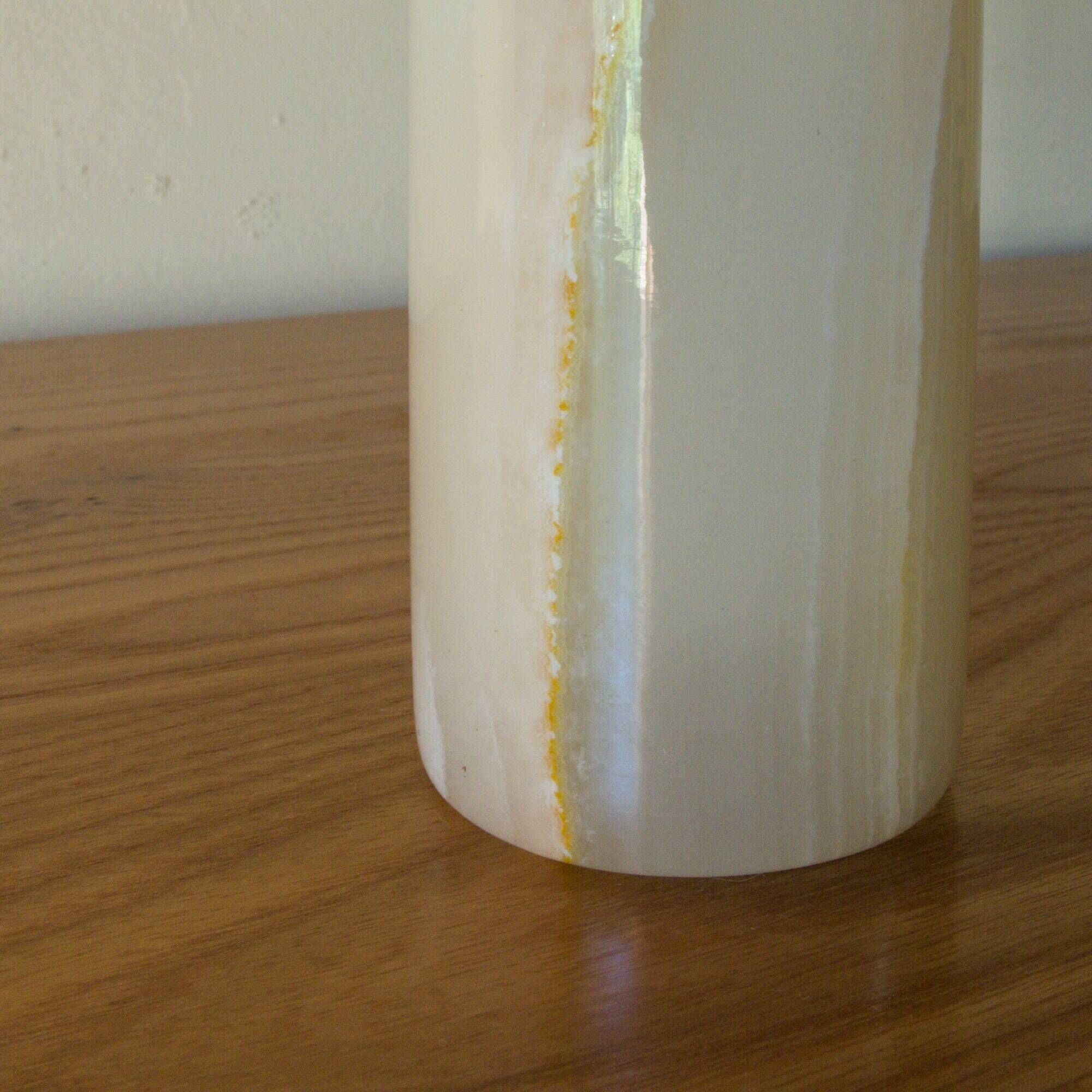 Vintage cylindrical vase in veined honey white onyx, 18 cm