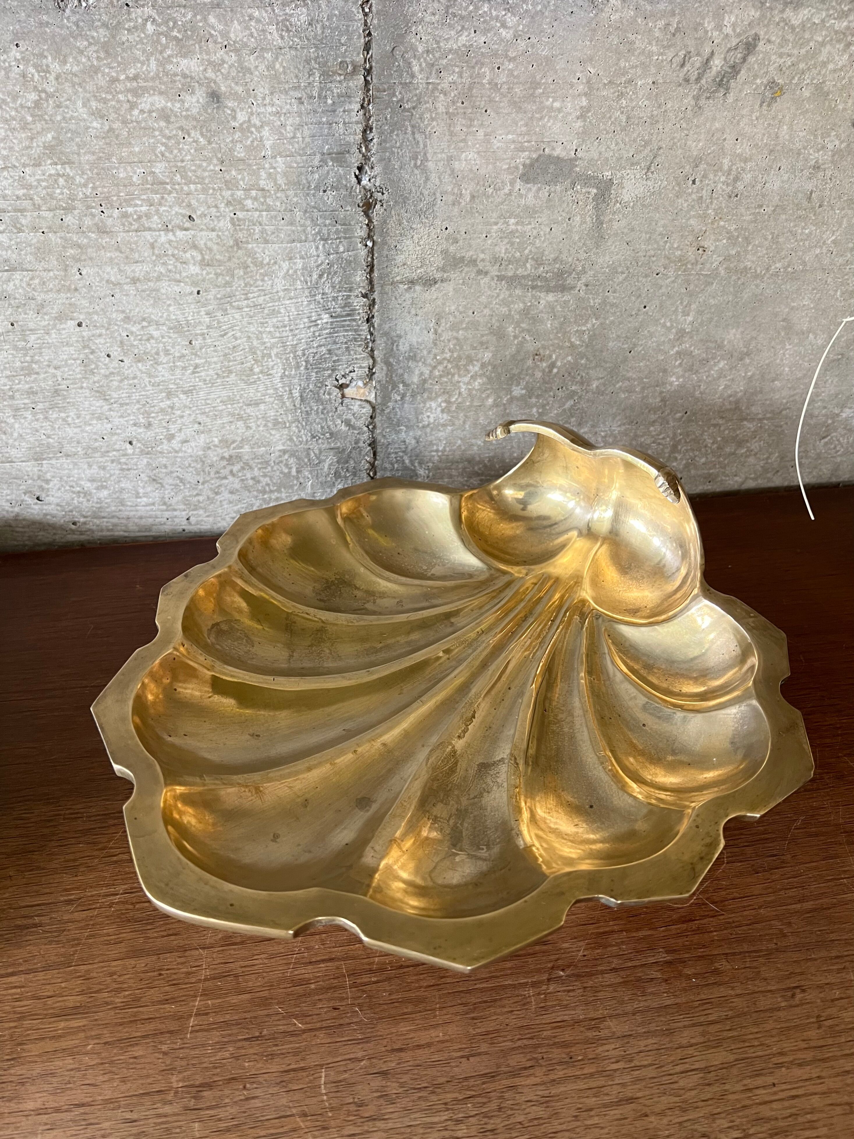 Empty pocket scallop in brass from the 50s