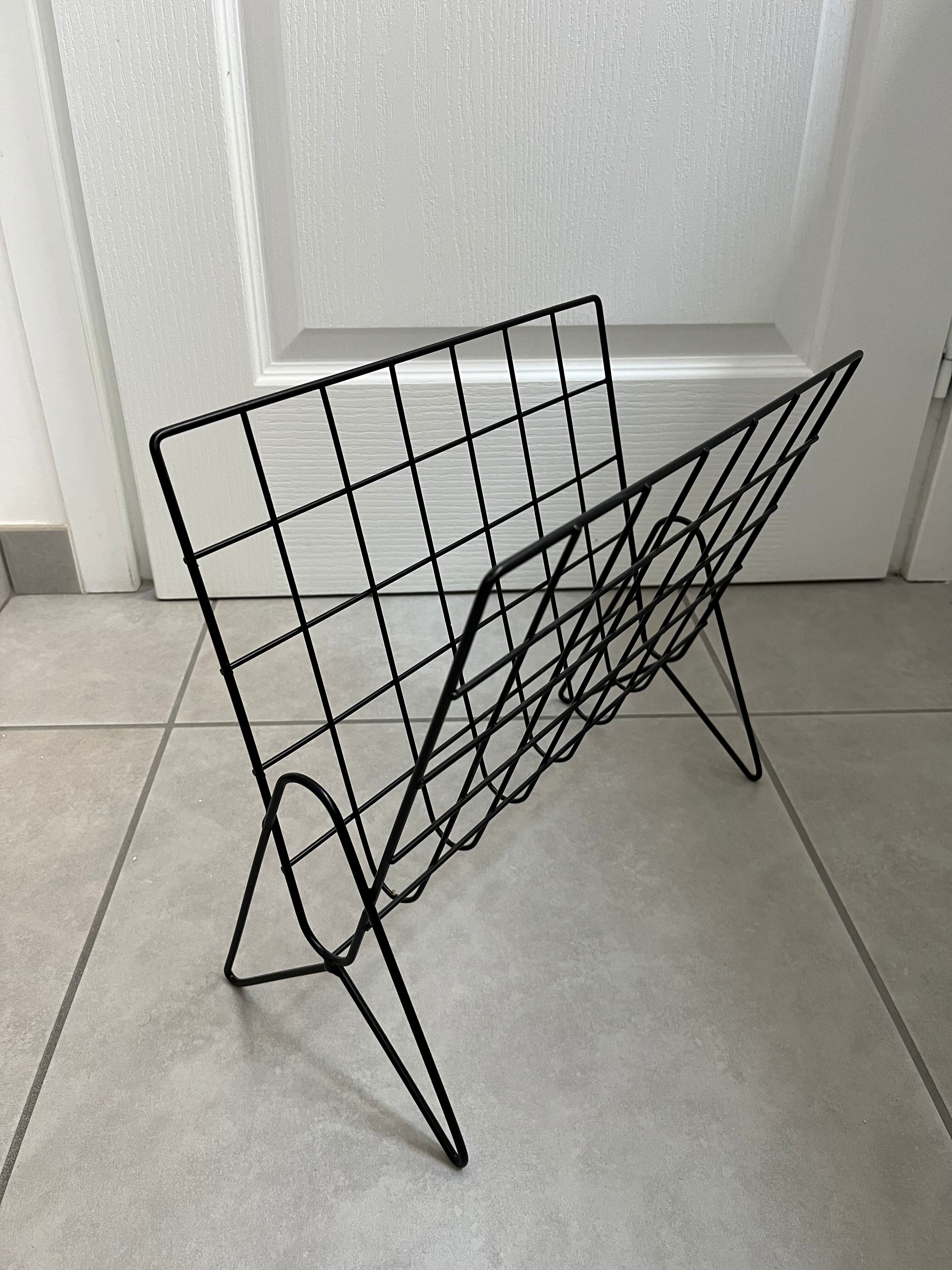 Black metal wire magazine rack
