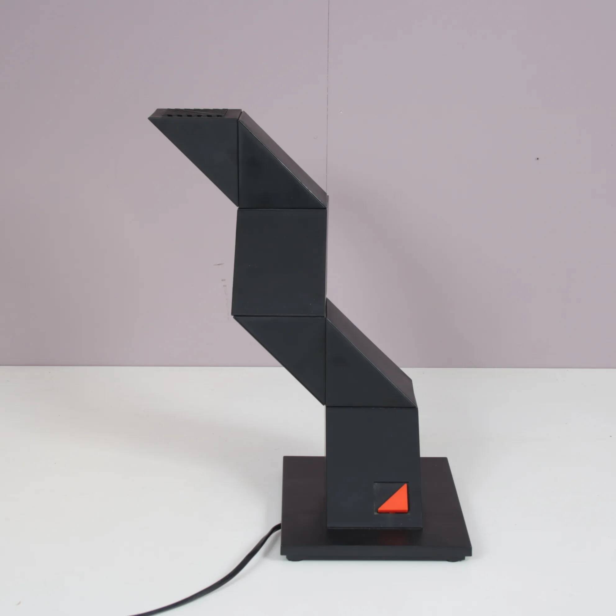 Lampe de bureau « Zig Zag » des années 1980, conçue par Shui L. D. Chan pour New Horizons, Hong Kong.