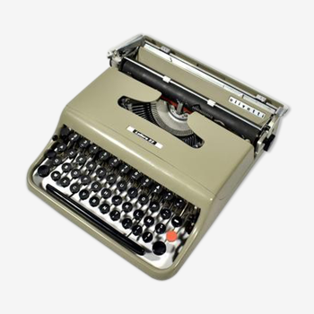 Portable Writing Machine - Olivetti Lettera 22