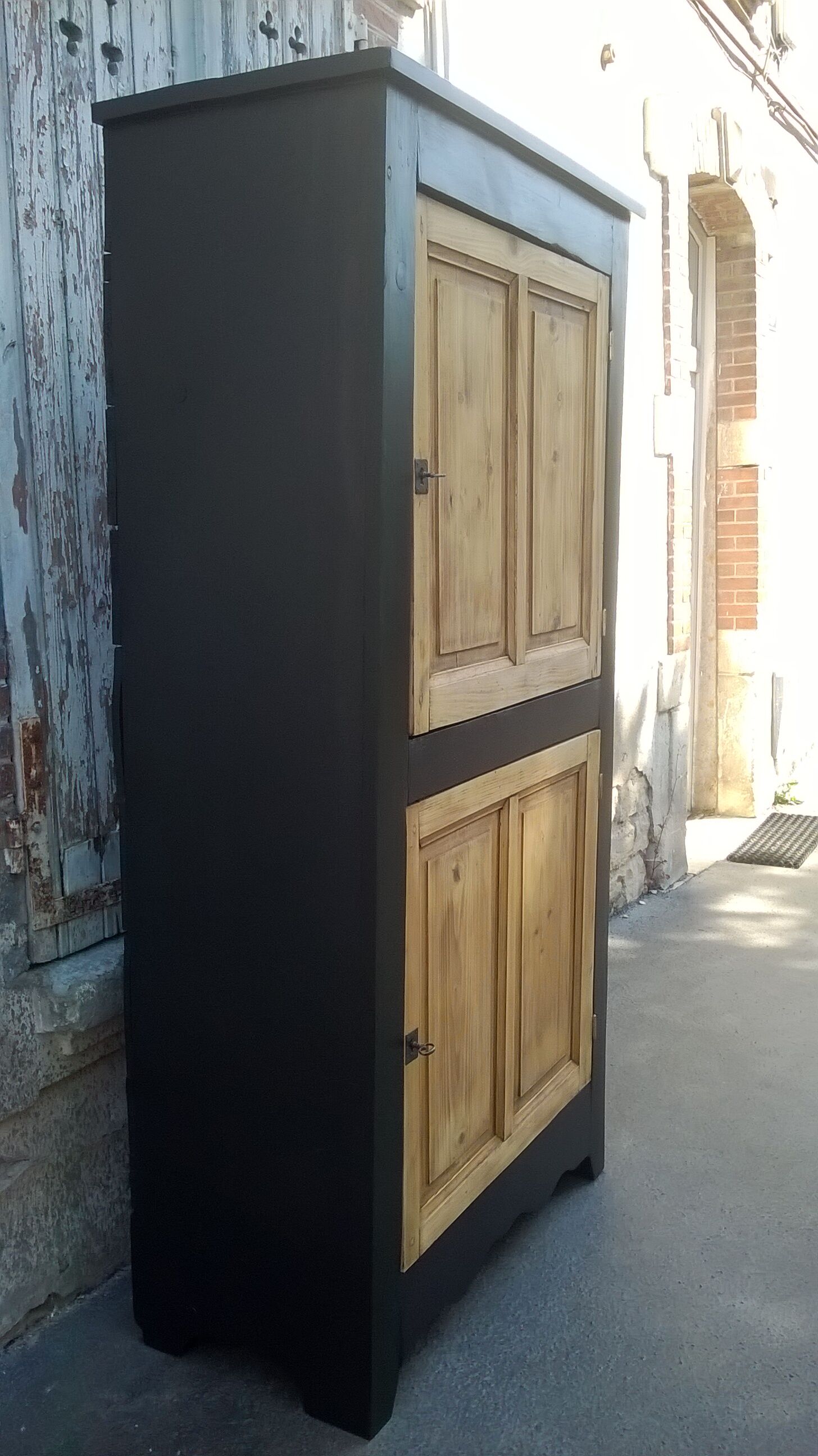 Cabinet patina black and green