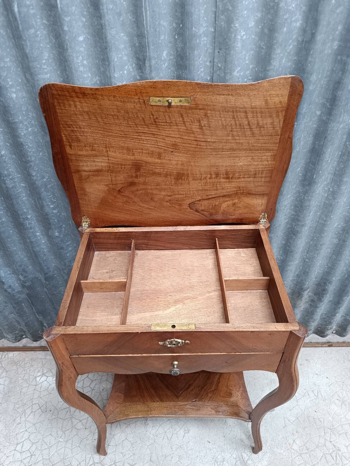 Side table - Hairdresser - Worker - small solid wood accent table