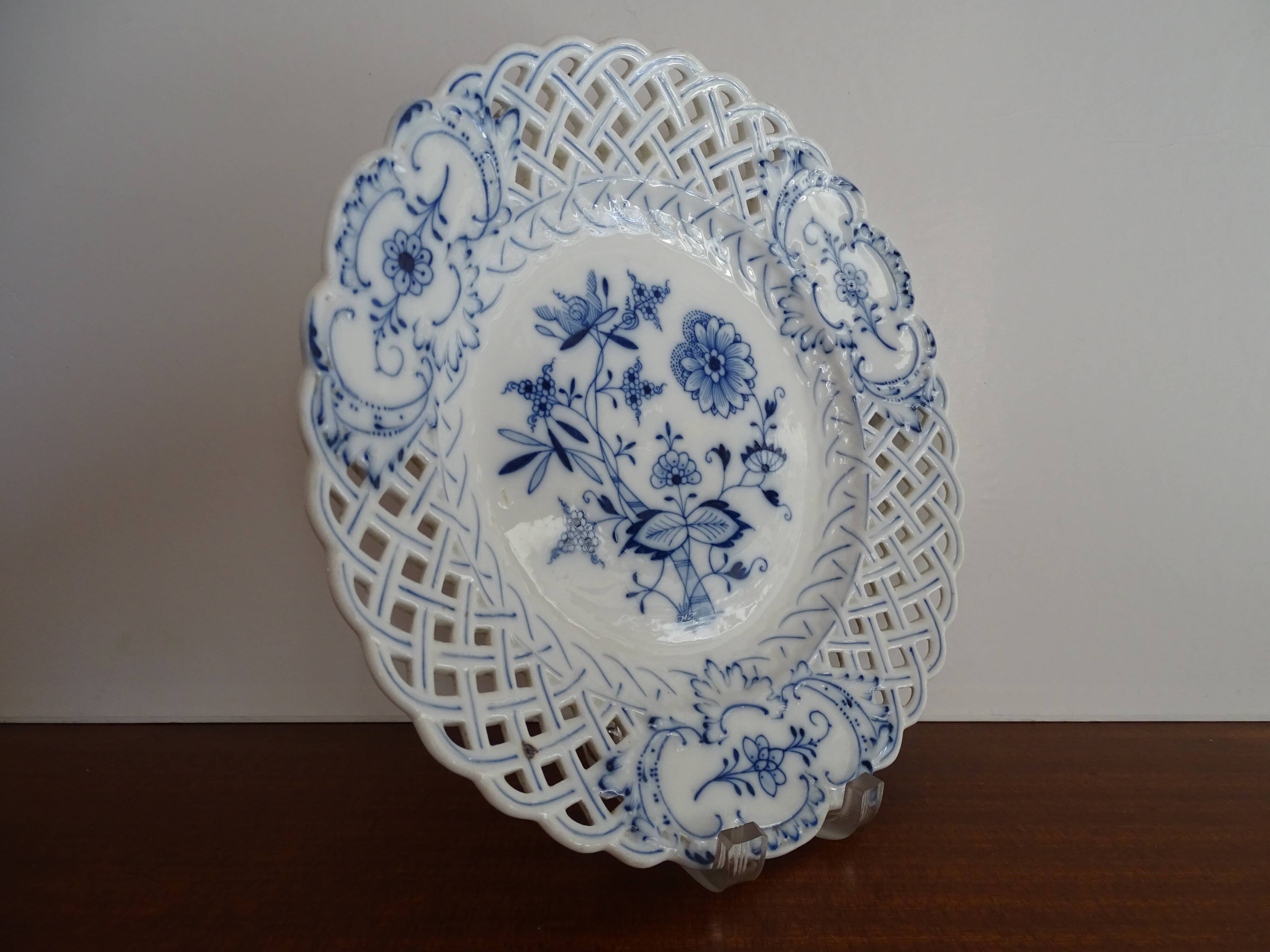 Old openwork Meissen earthenware plate decorated with blue onions 19th century