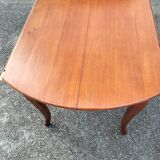 Round table in cherry wood