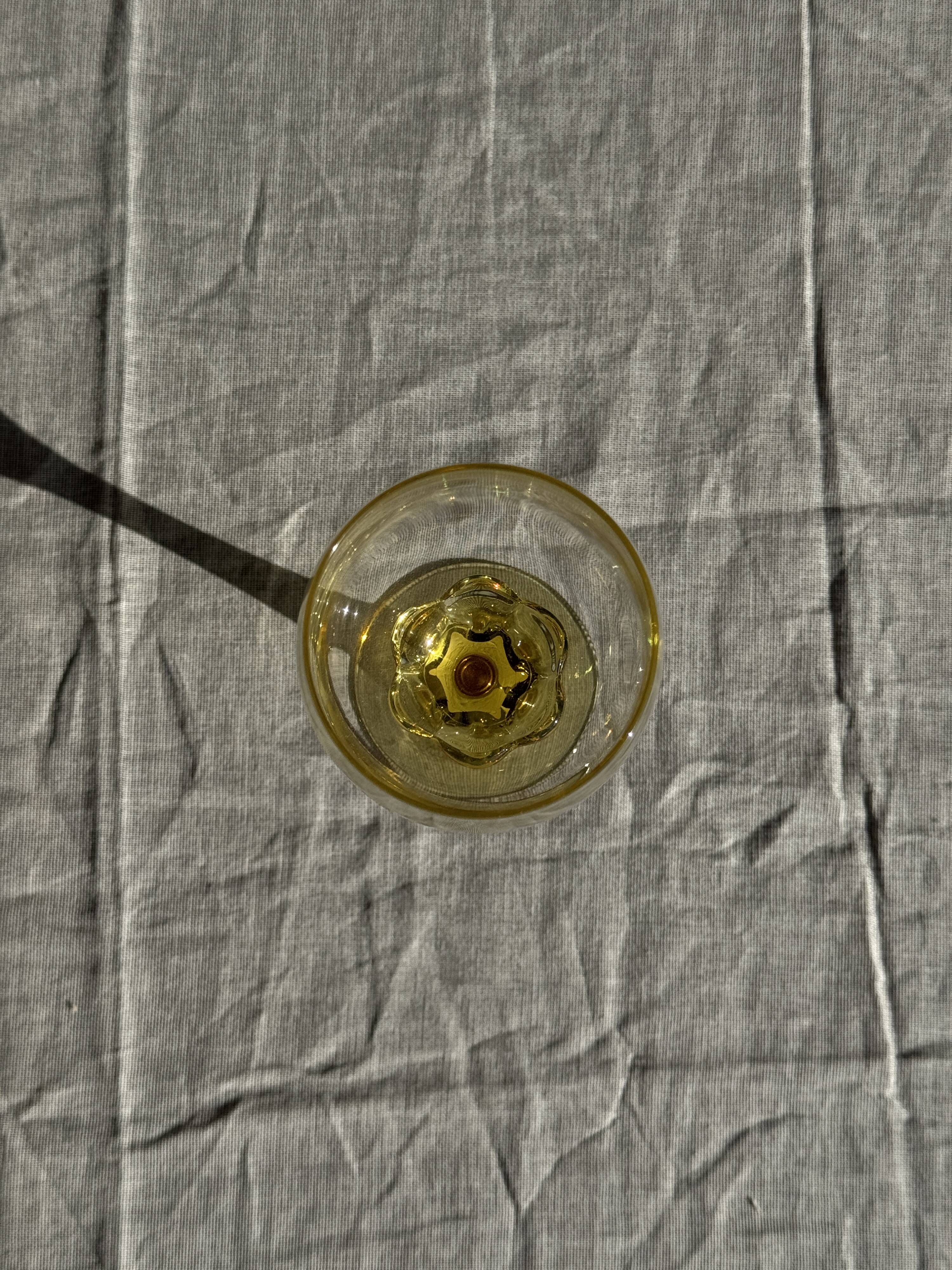 Set of 6 vintage yellow stemmed glasses: consisting of 4 large and 2 small.