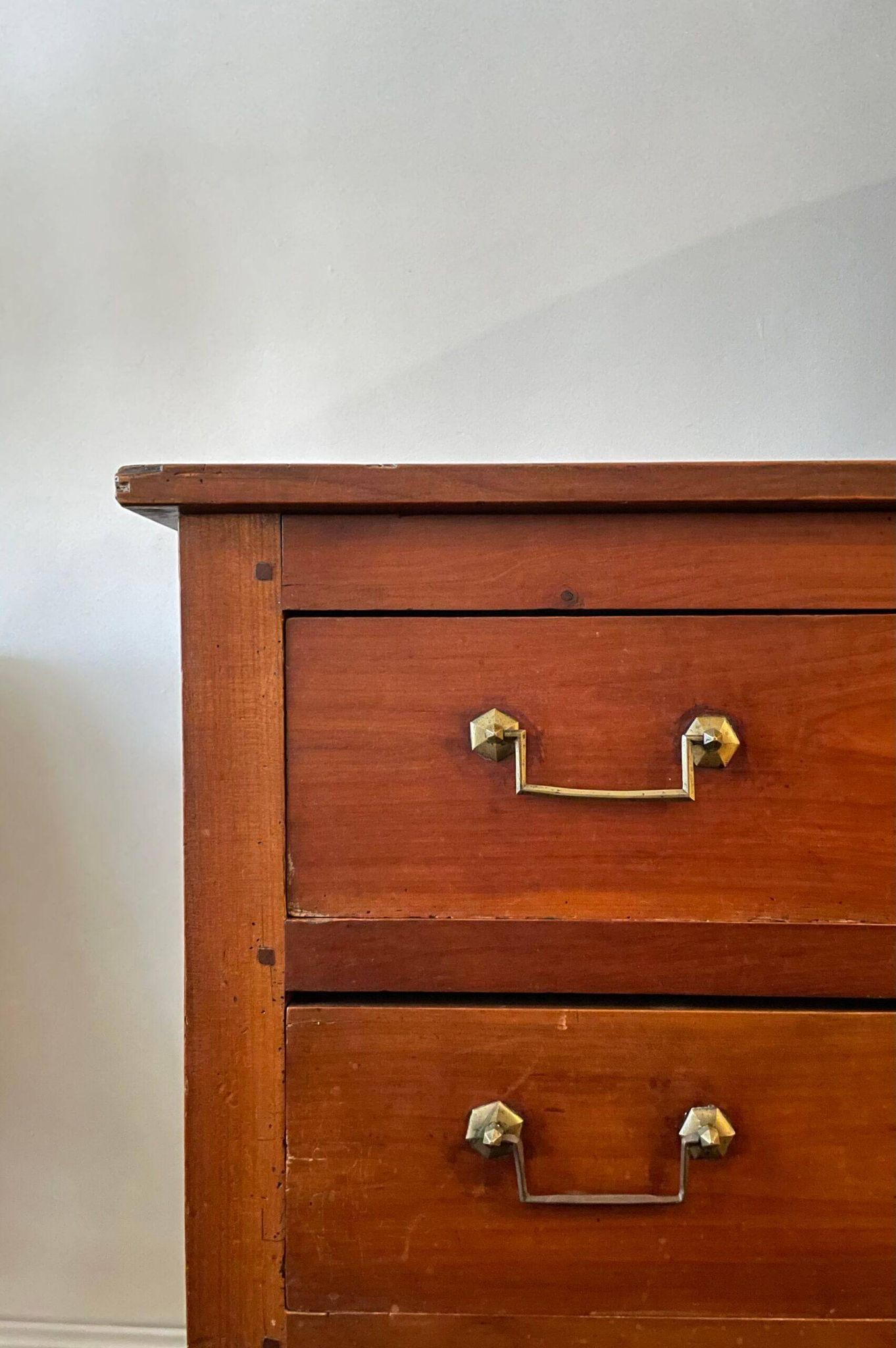 Commode en noyer français du XVIIIe siècle