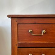 Commode en noyer français du XVIIIe siècle
