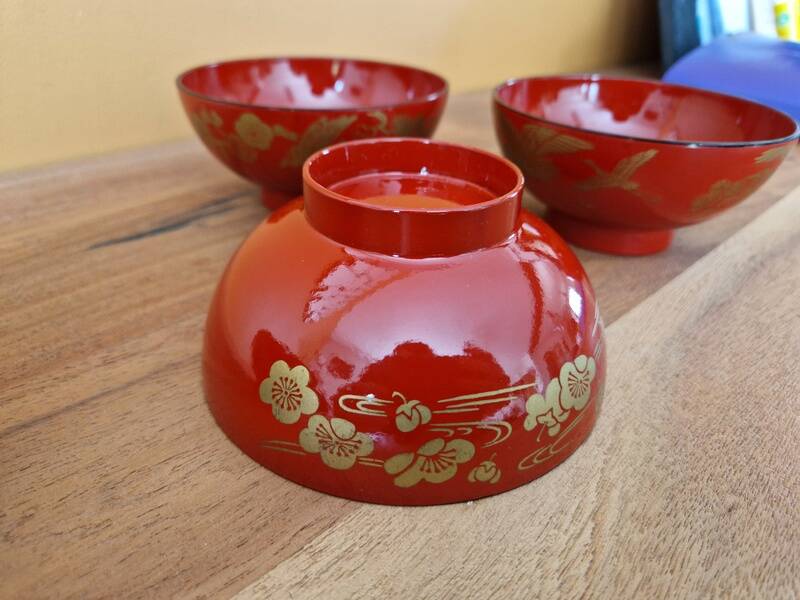 Japan - Series of 4 rice bowls - In red and gold lacquered wood - Meiji period work (1868-1912)