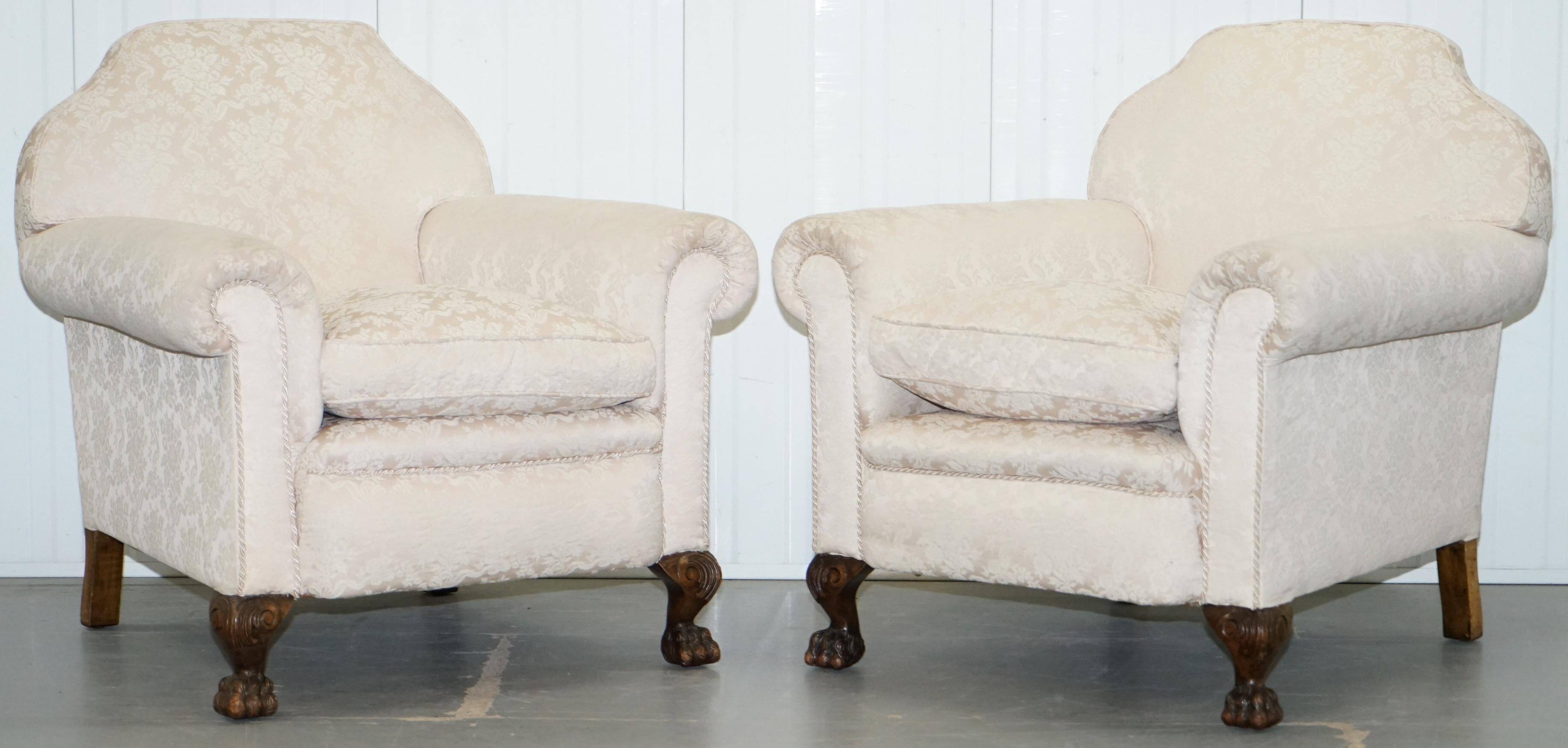 Victorian suite in damask, walnut frame, legs carved in lion's paw.