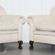 Victorian suite in damask, walnut frame, legs carved in lion's paw.