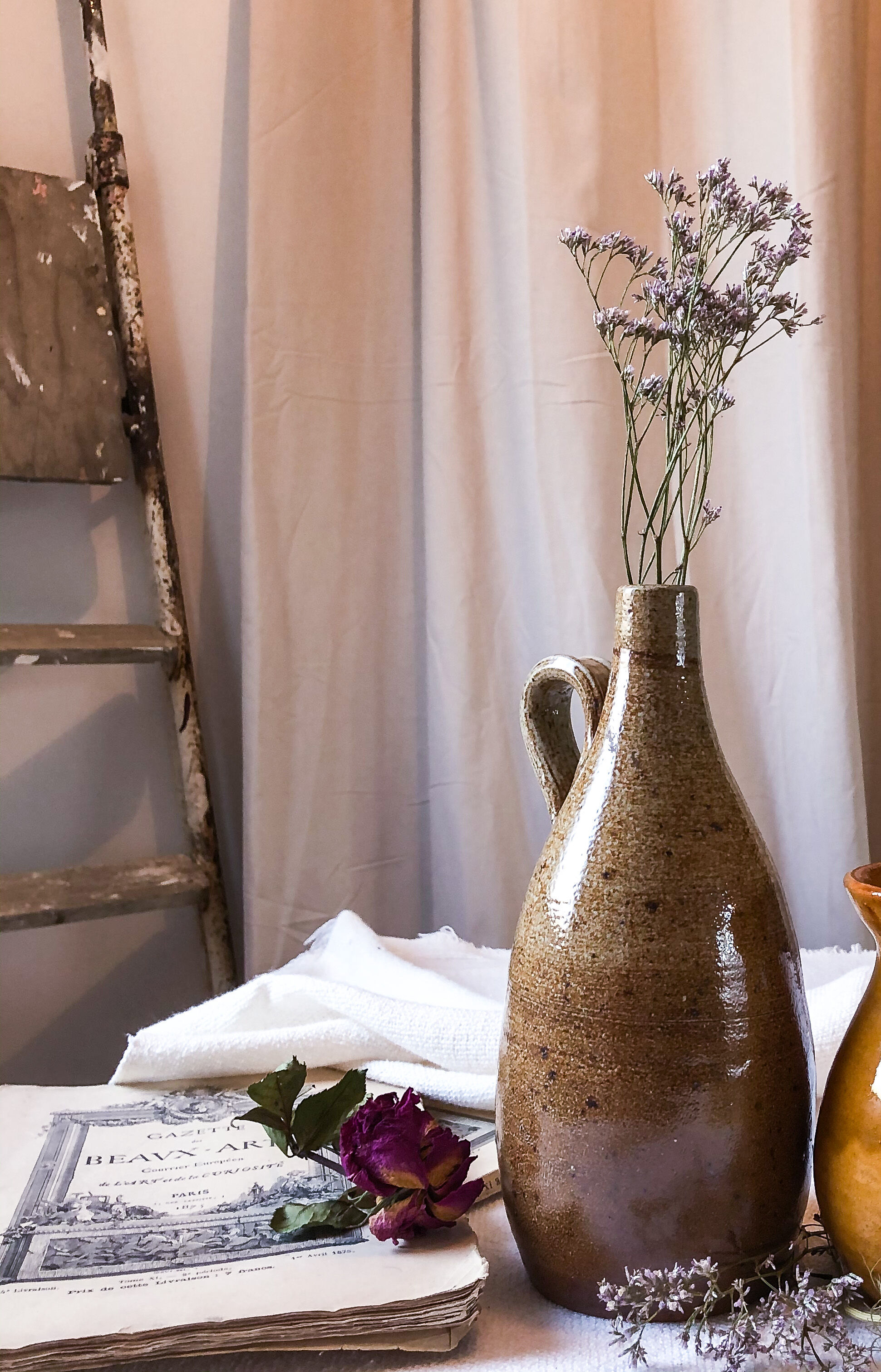 Bottle Pottery in beige sandstone