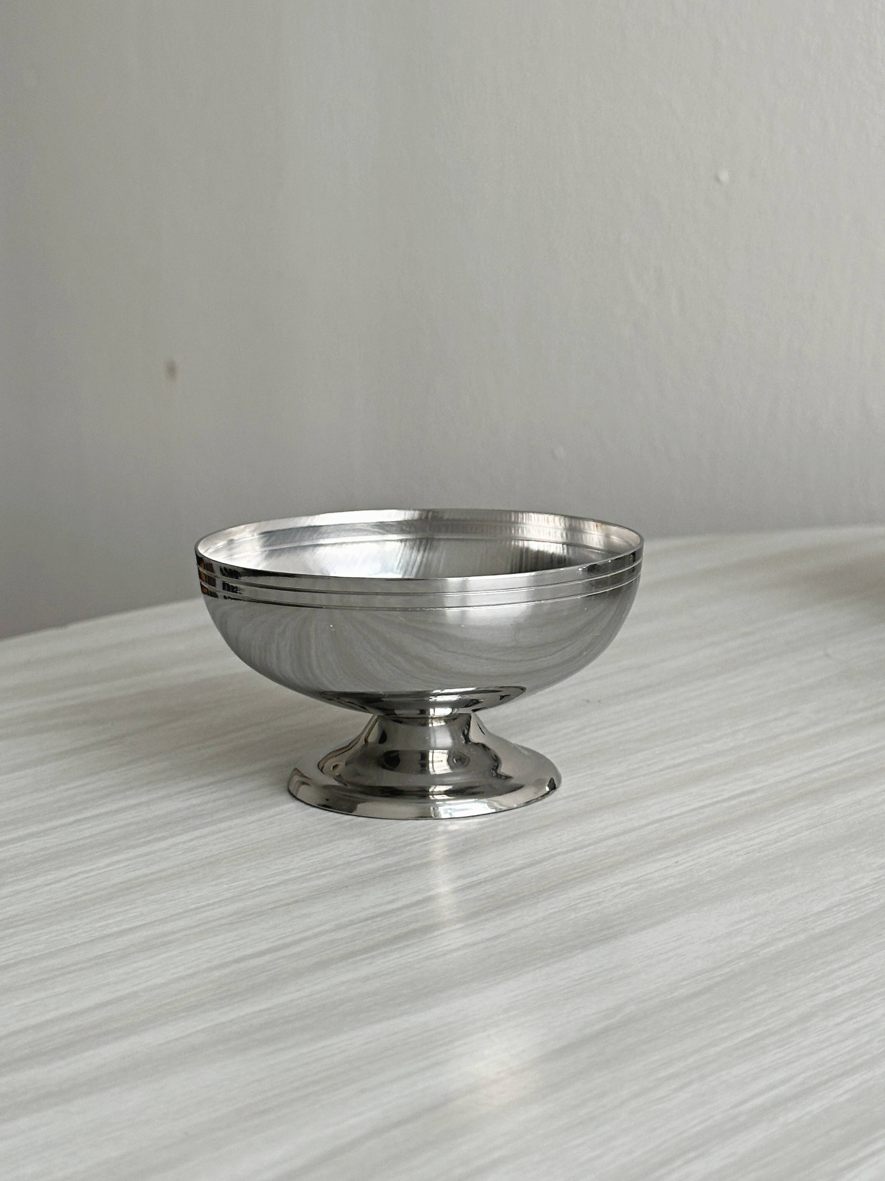 Set of 6 low footed bowls in mirror stainless steel.