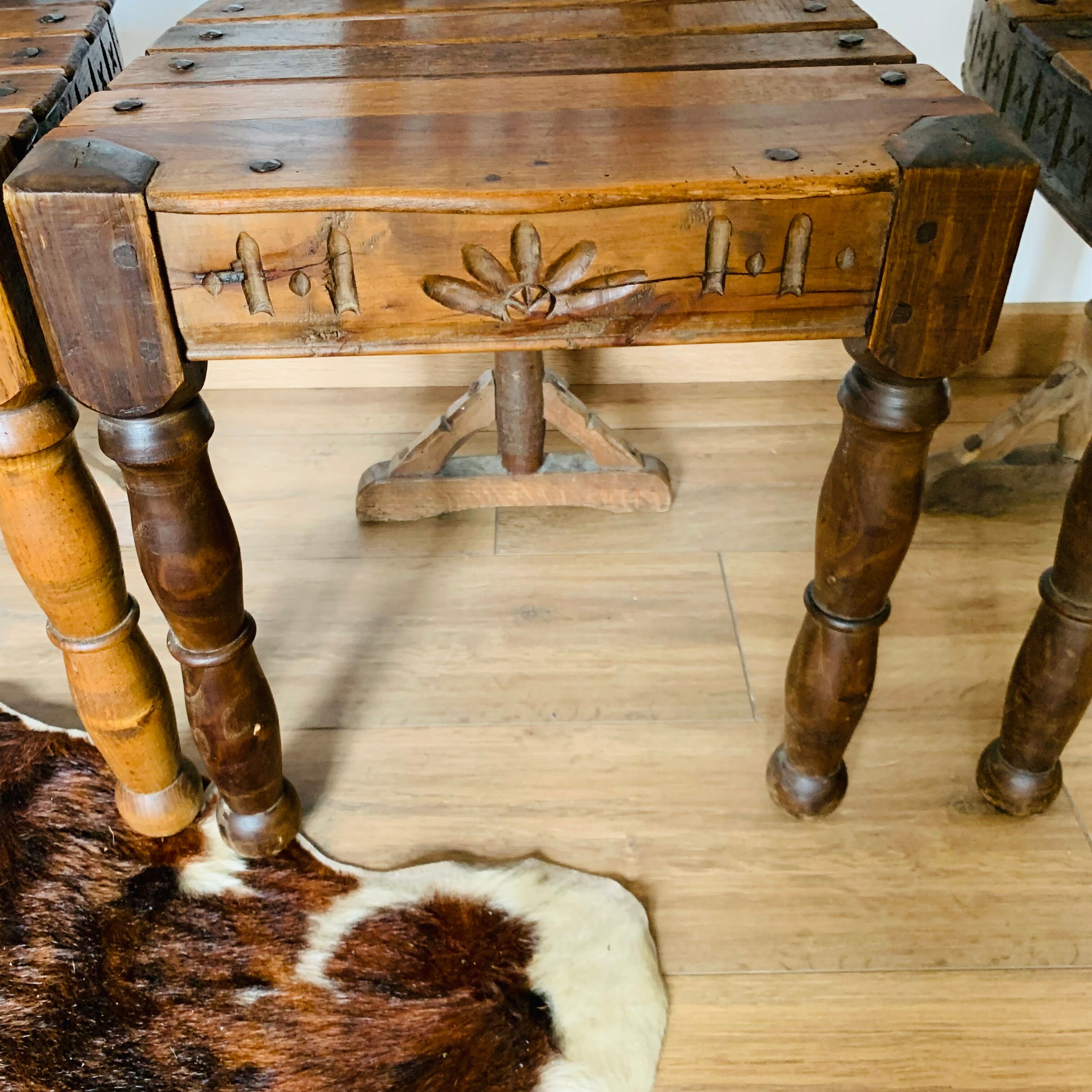 Ensemble de 5 chaises en bois, travail artisanal