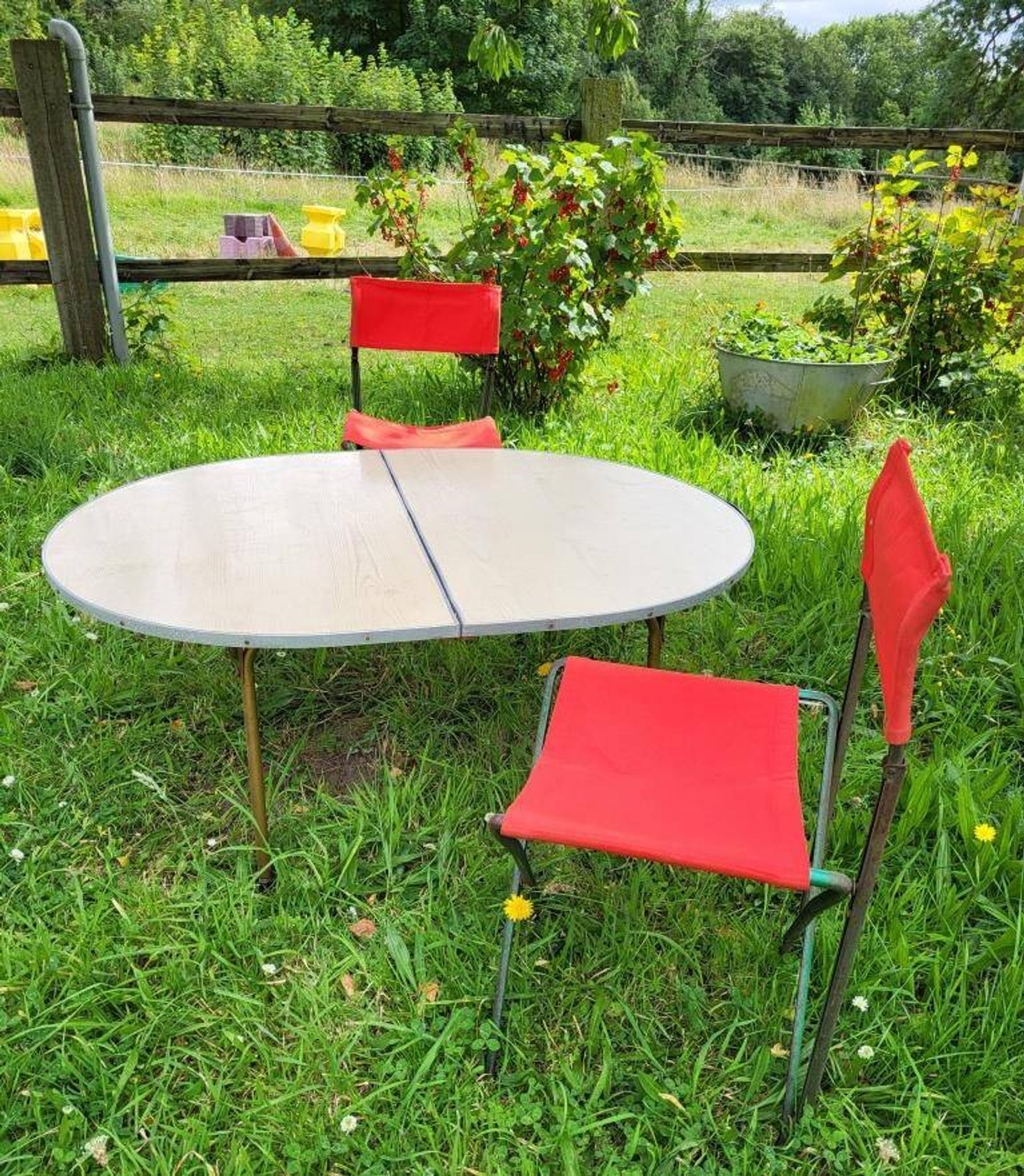 Ensemble table et duo chaises pliantes camping vintage 1970