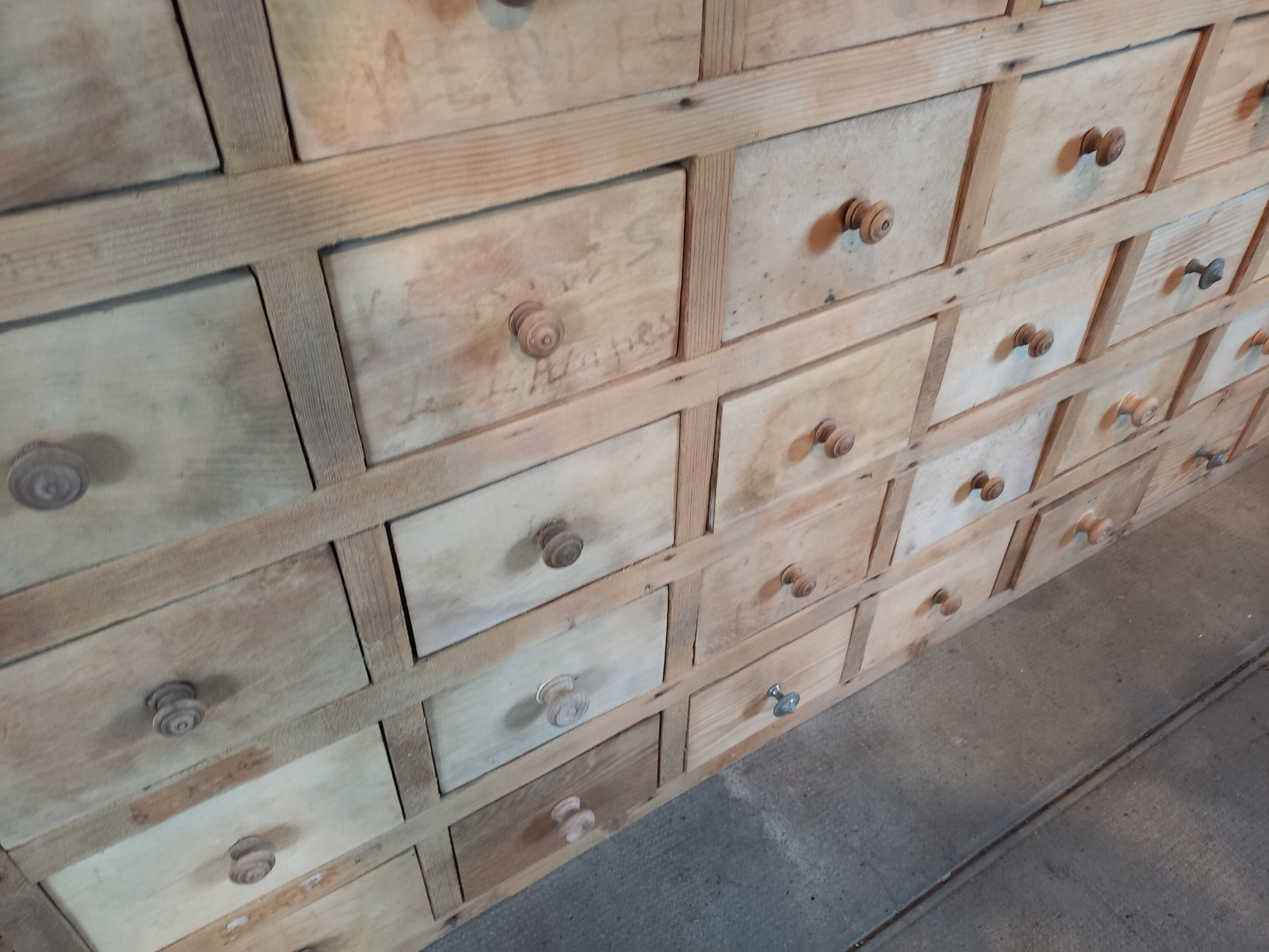 Trade cabinet with drawers