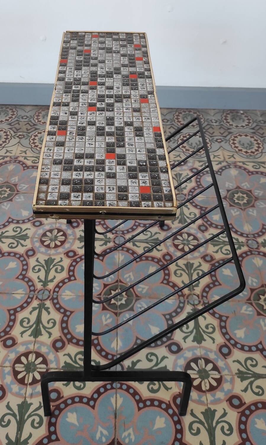 Ceramic and metal magazine rack