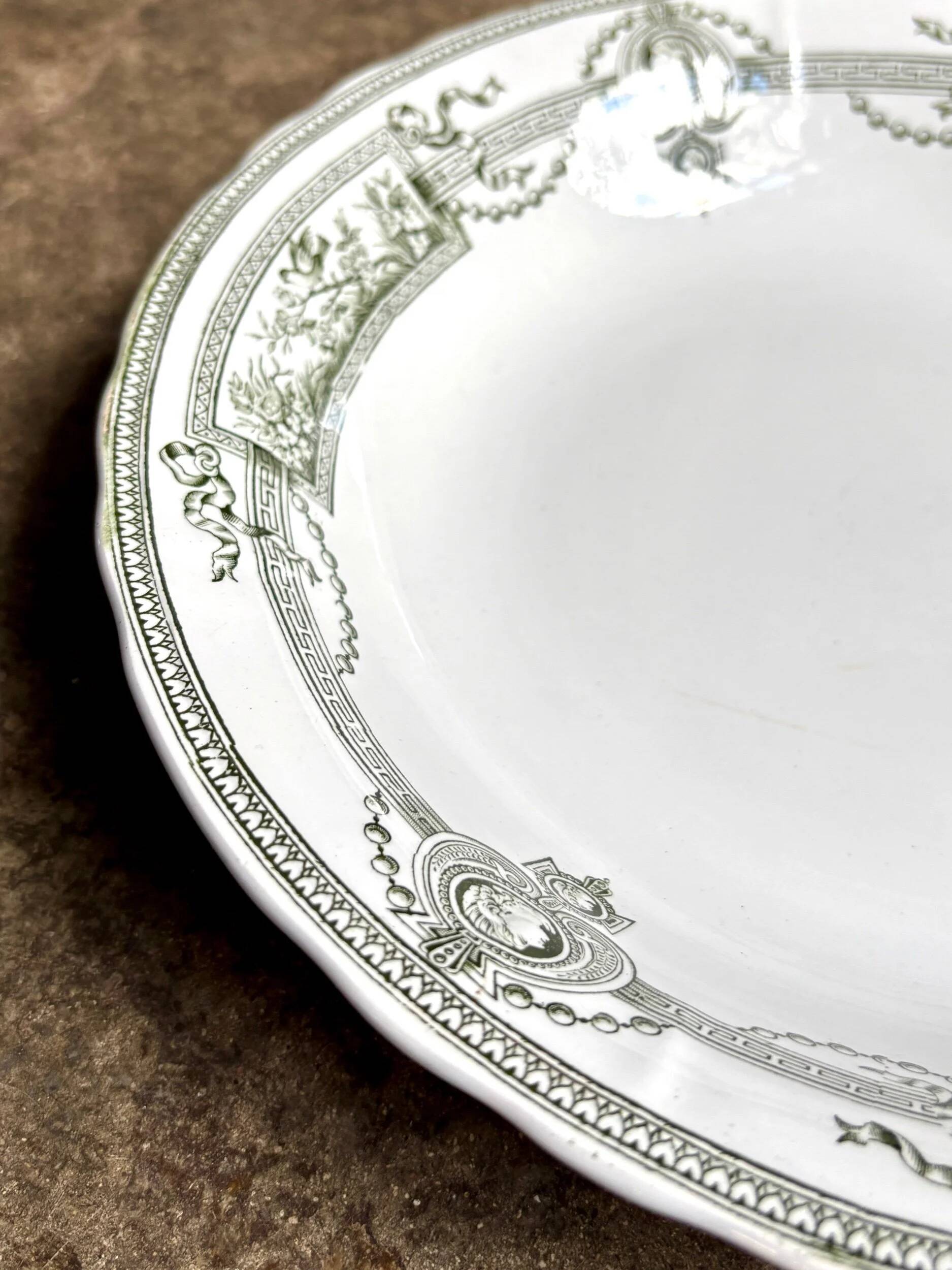 Round hollow dish in ironstone St Amand and Hamage, "Medallion" service