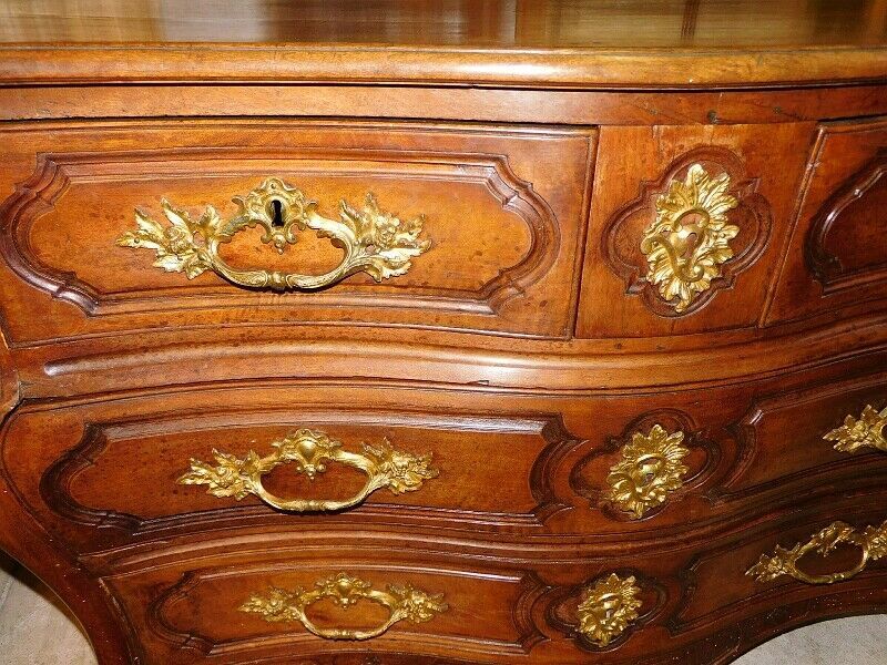 Commode Louis XV tombeau en noyer du XVIIème siècle