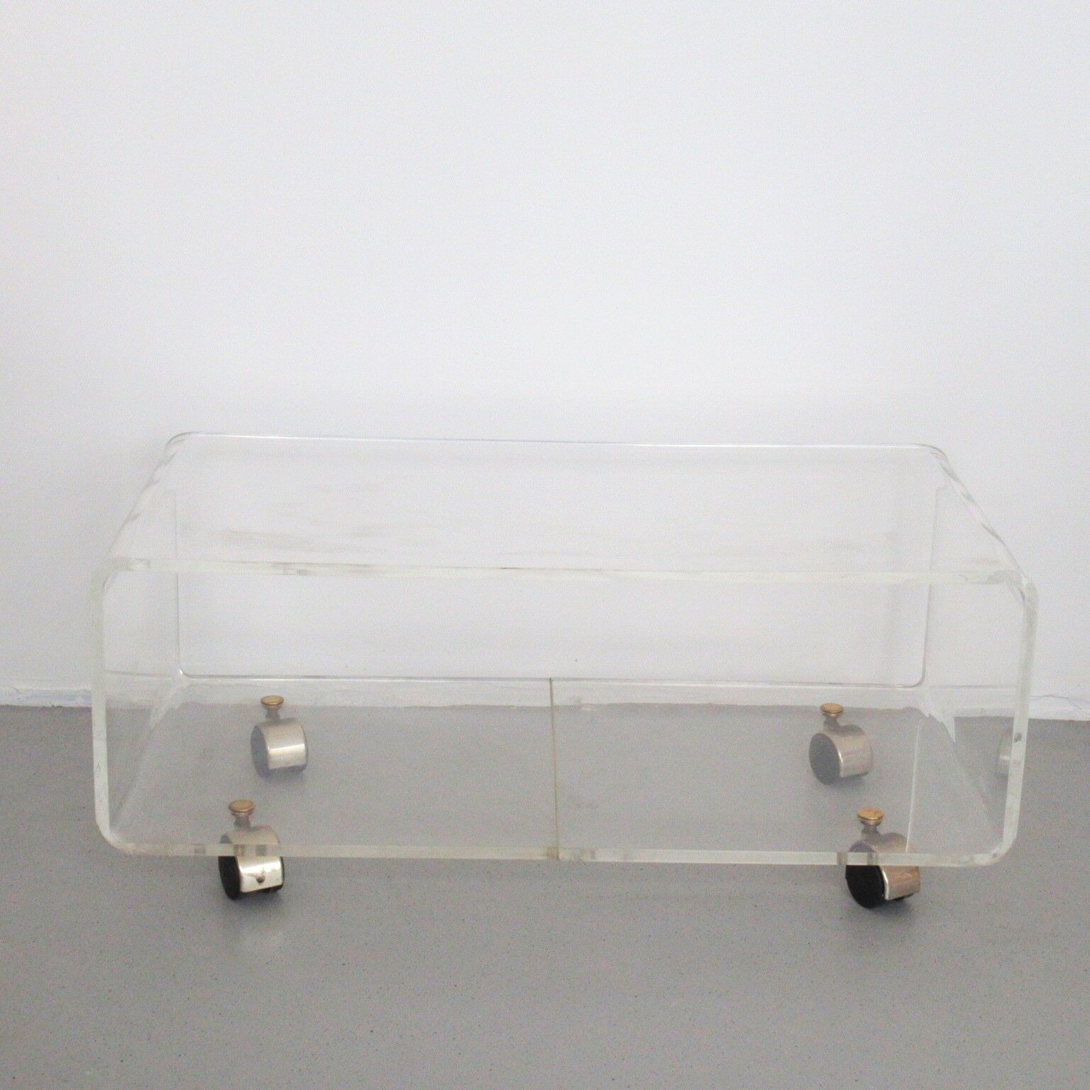 Table basse en altuglas Michel Dumas Roche Bobois