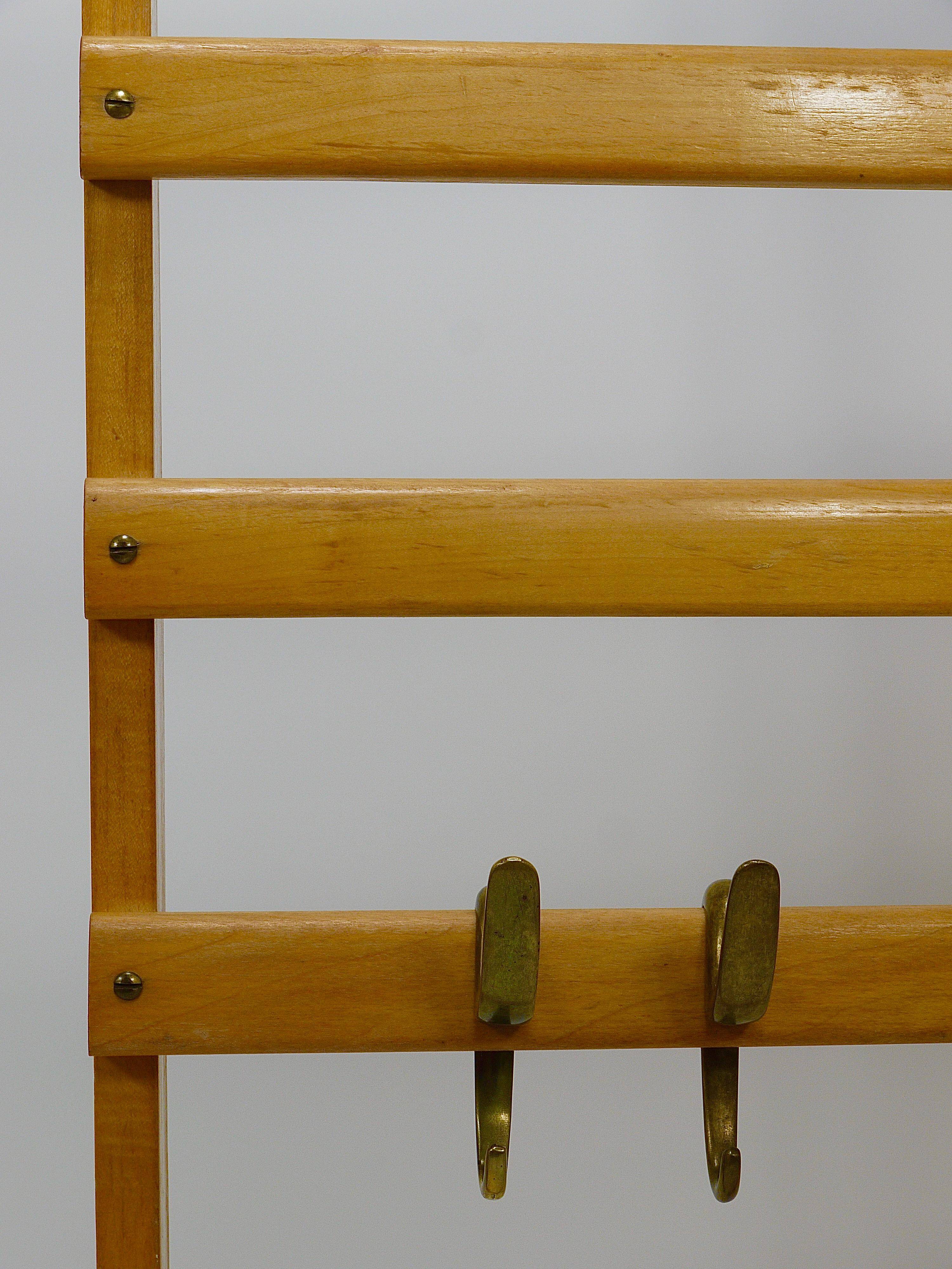 Grand coat rack Auböck Carl Mid-Century in beech with 8 brass hooks, 1950s.