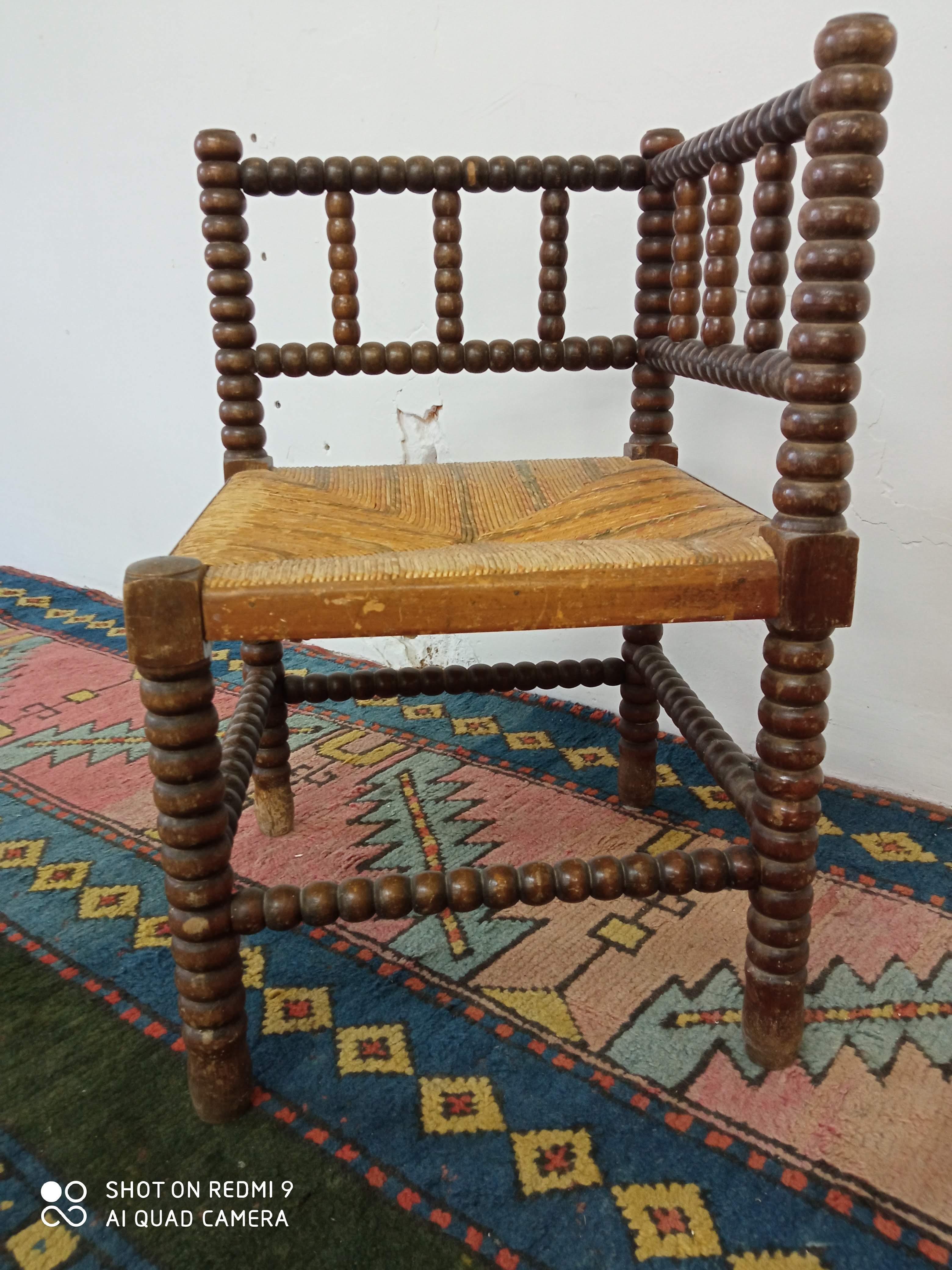 Chaise coin ancienne