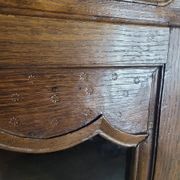 Small oak display cabinet with one door.