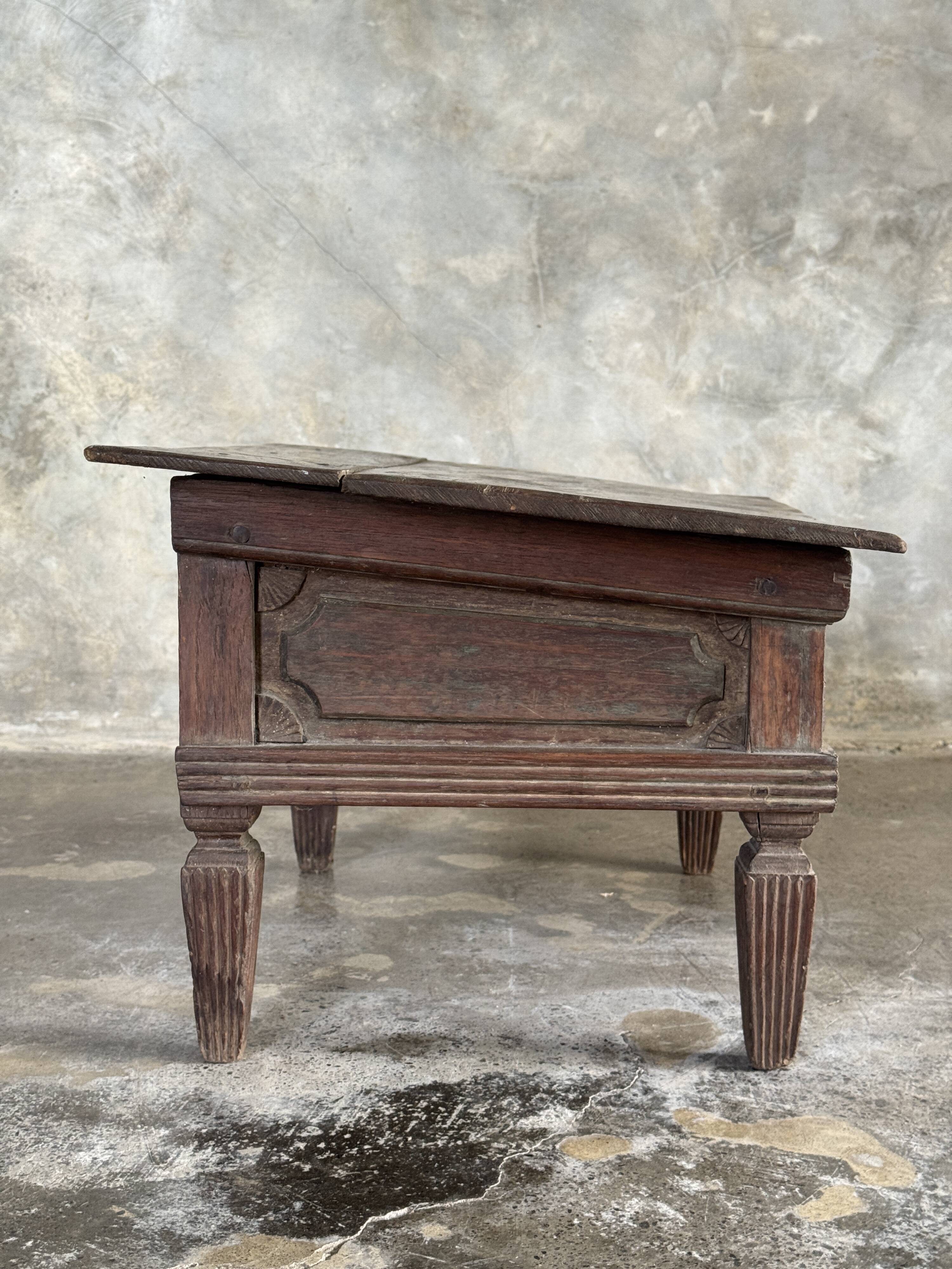 Petit écritoire table basse ancienne indonésienne en teck H33 40,5x55