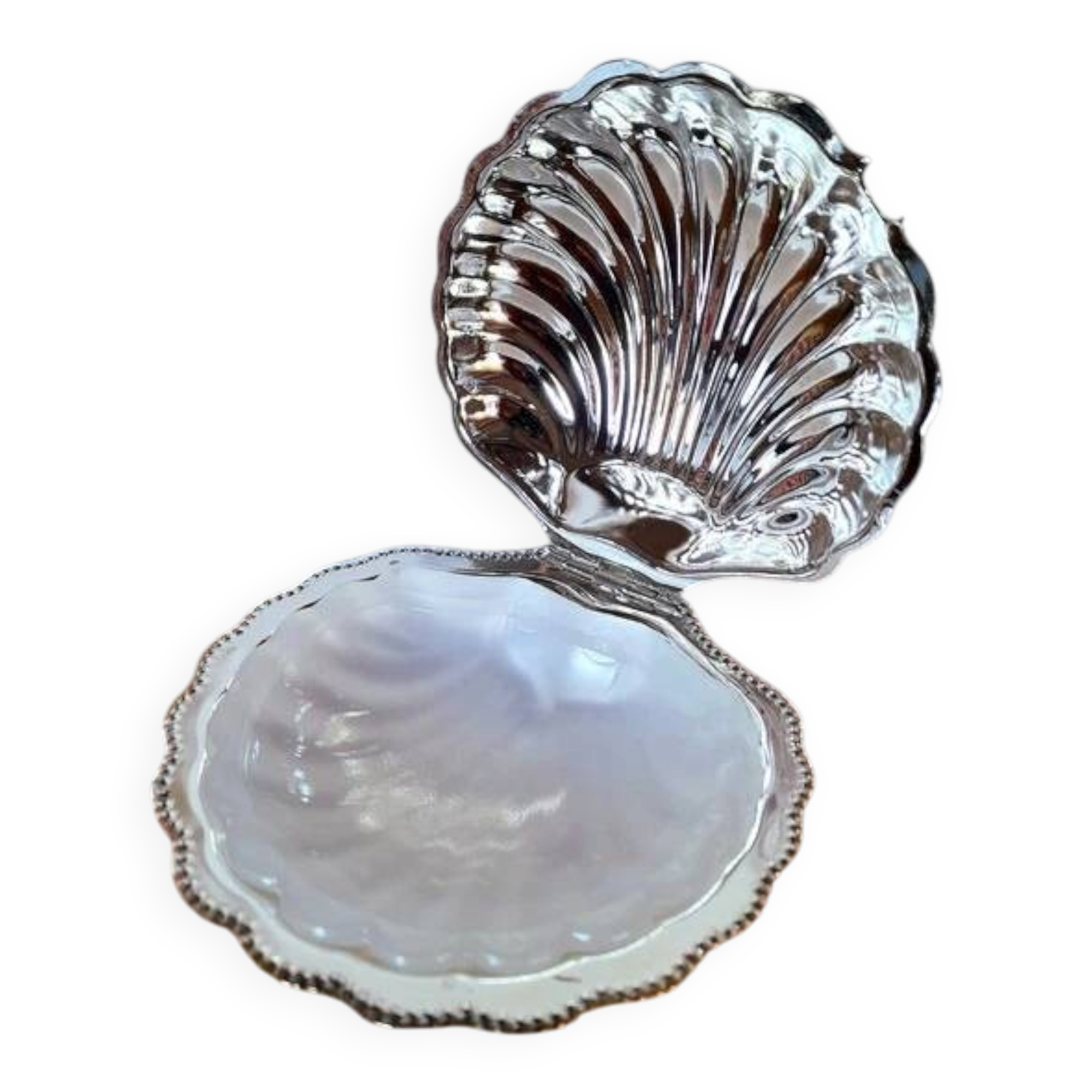 Shell-shaped butter dish in stainless steel