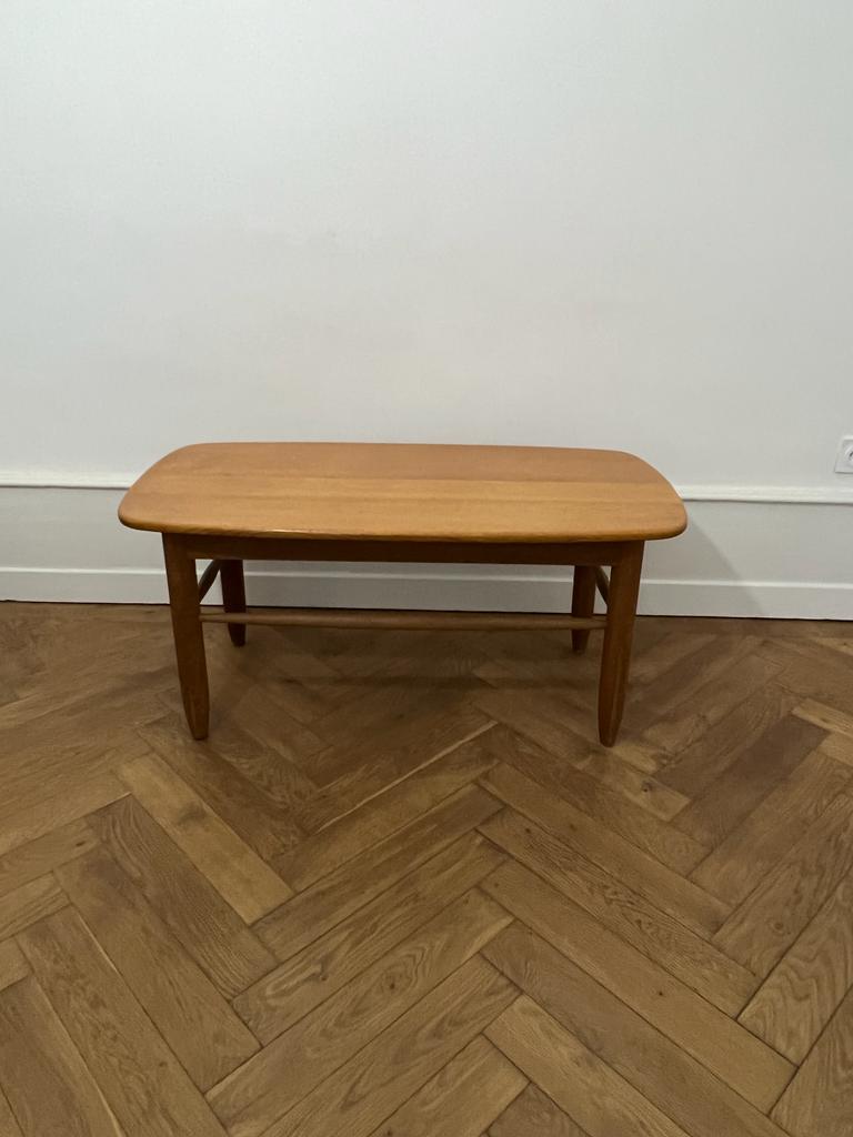 Table basse en chêne massif, travail français, années 1960