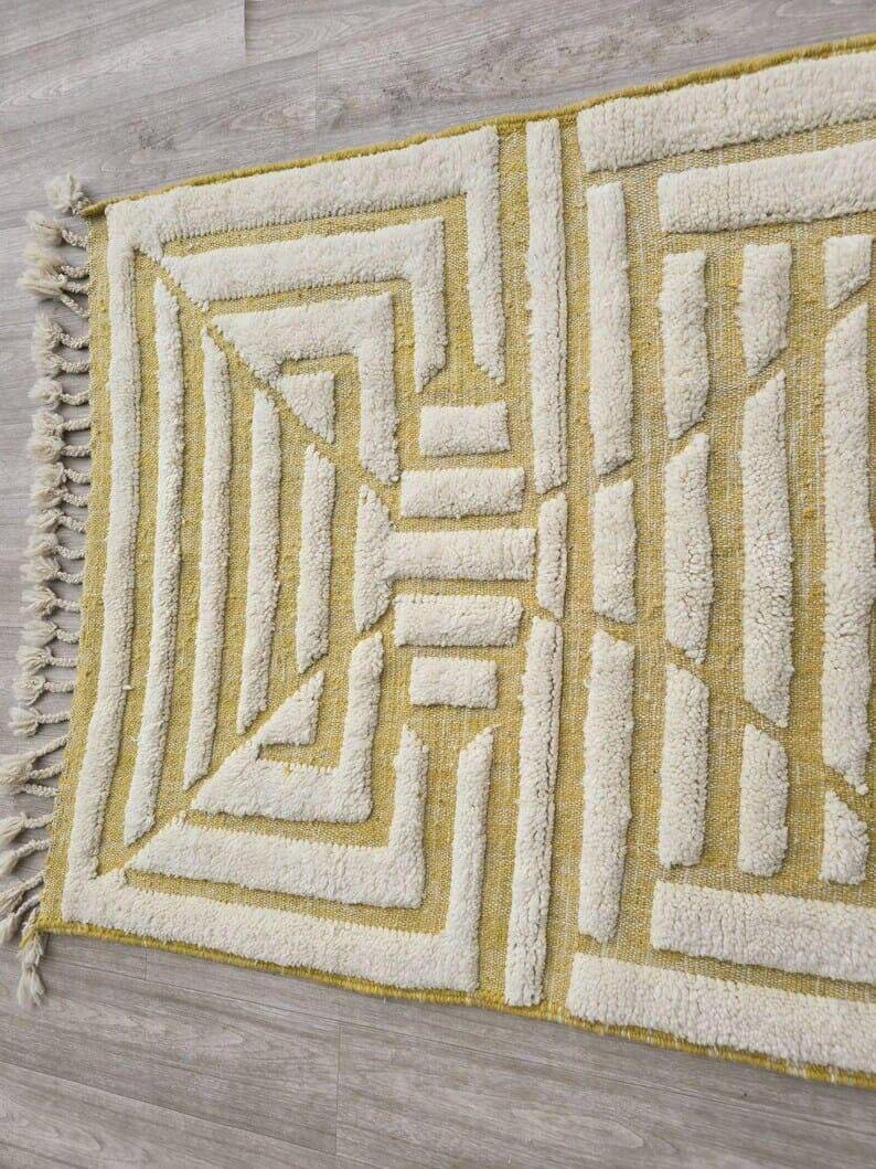 Handmade traditional Moroccan wool Berber rug 150 x 250 cm