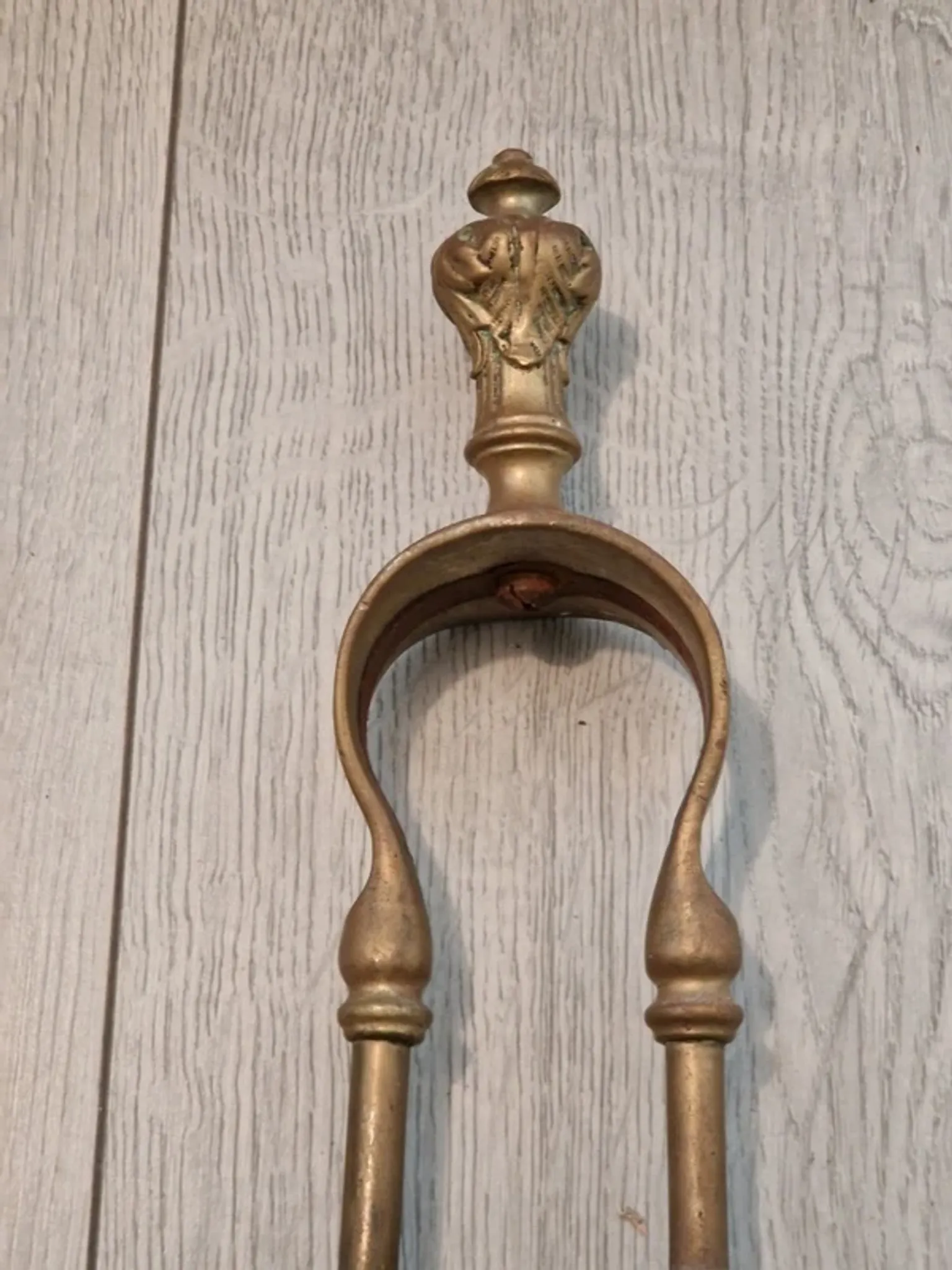 Fireplace servant: shovel and tongs in bronze, Louis XVI style, late 19th century.