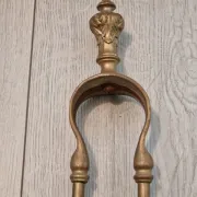 Fireplace servant: shovel and tongs in bronze, Louis XVI style, late 19th century.