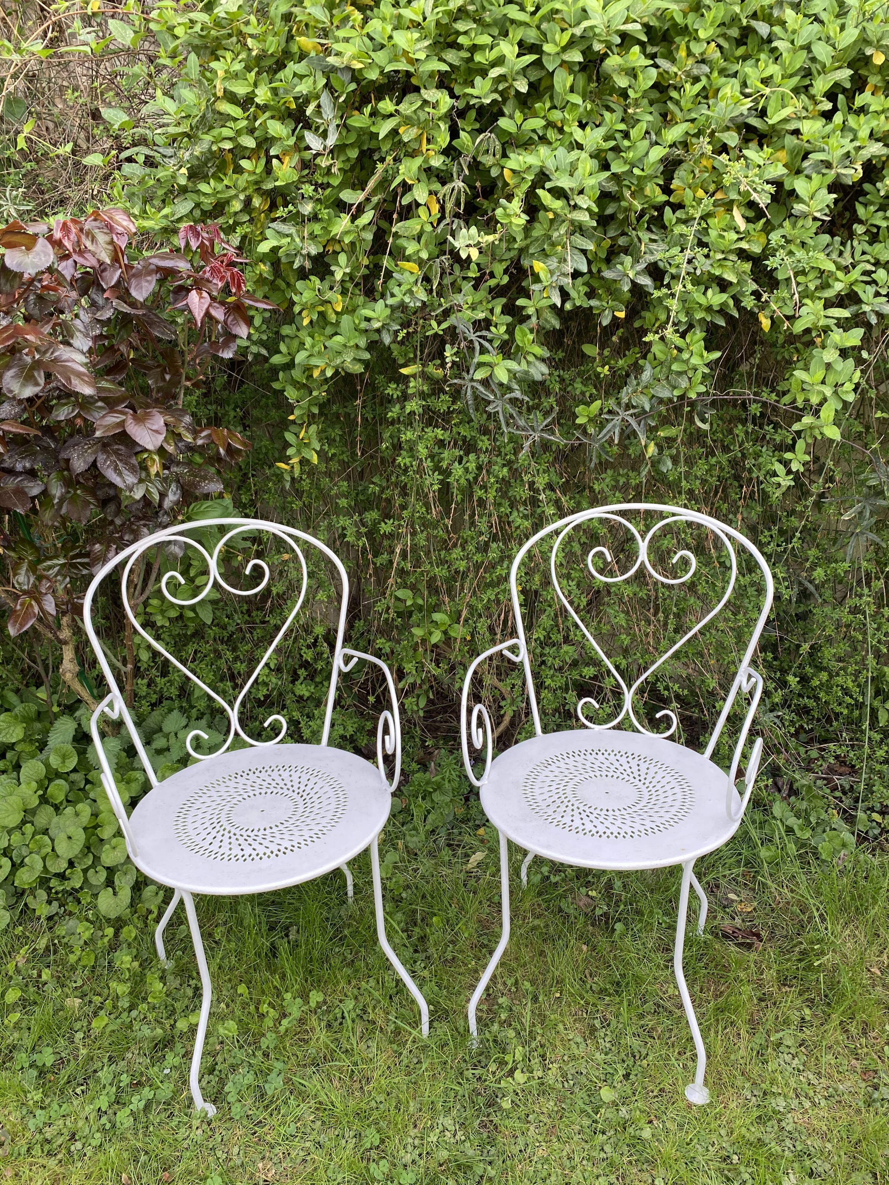 Lot de 2 anciens fauteuils de jardin en fer forgé