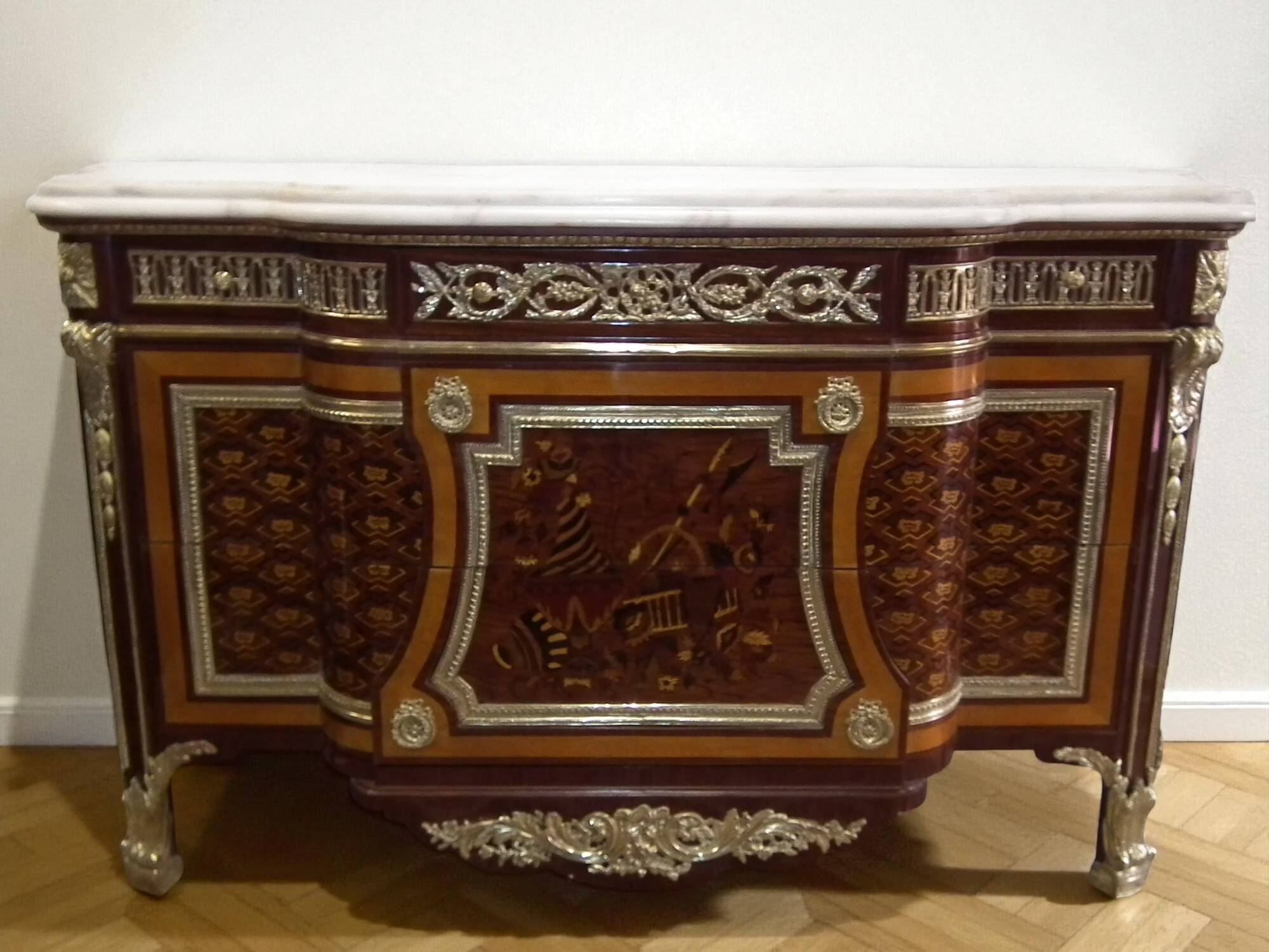 Un buffet style Louis XV avec marbre blanc, orné de bronze, cinq tiroirs