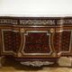 Un buffet style Louis XV avec marbre blanc, orné de bronze, cinq tiroirs