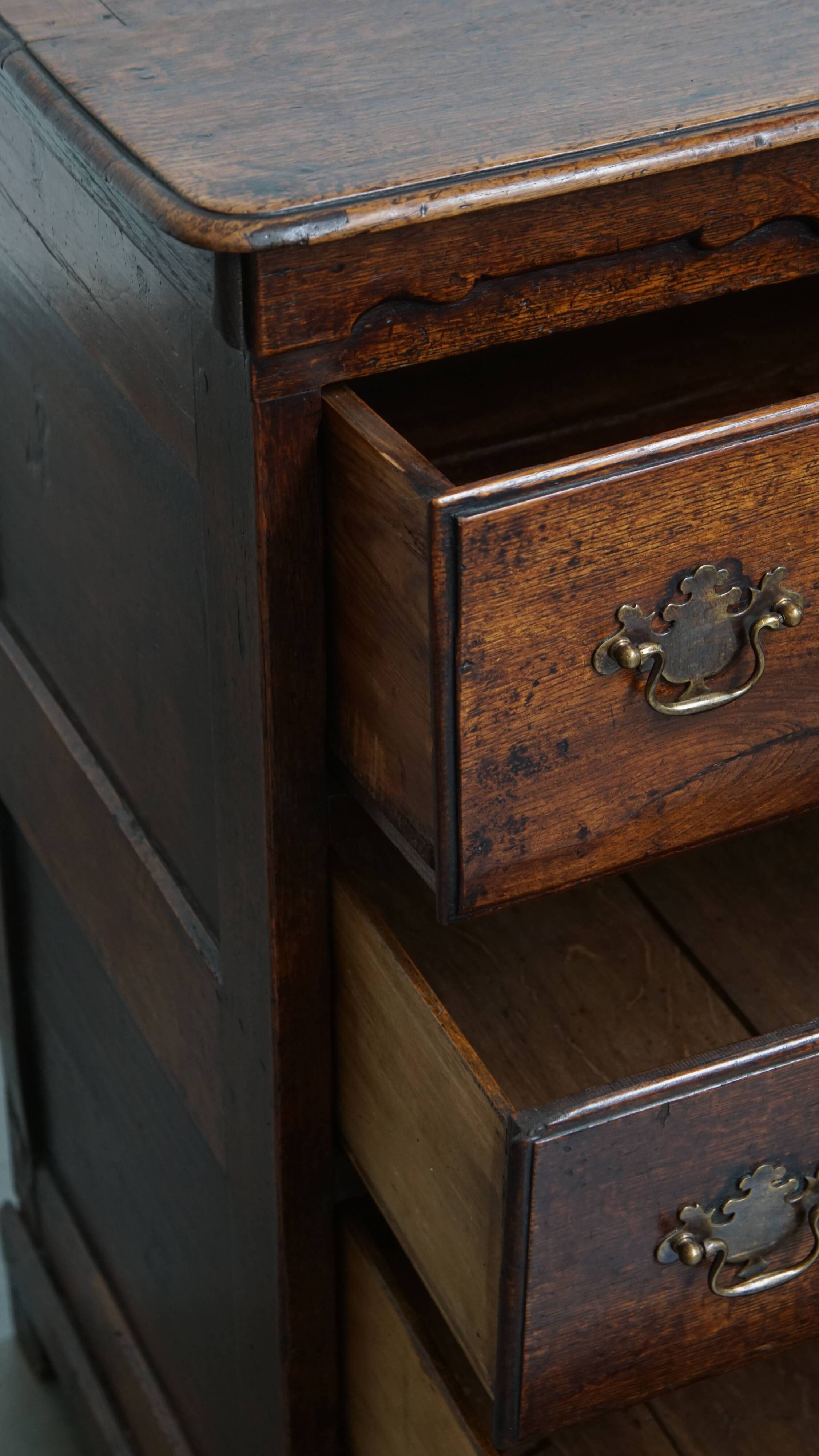 Antique English 18th Century Chest of Drawers with 5 Drawers