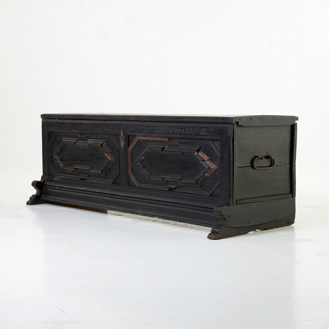 Coffre antique marqué de 1800