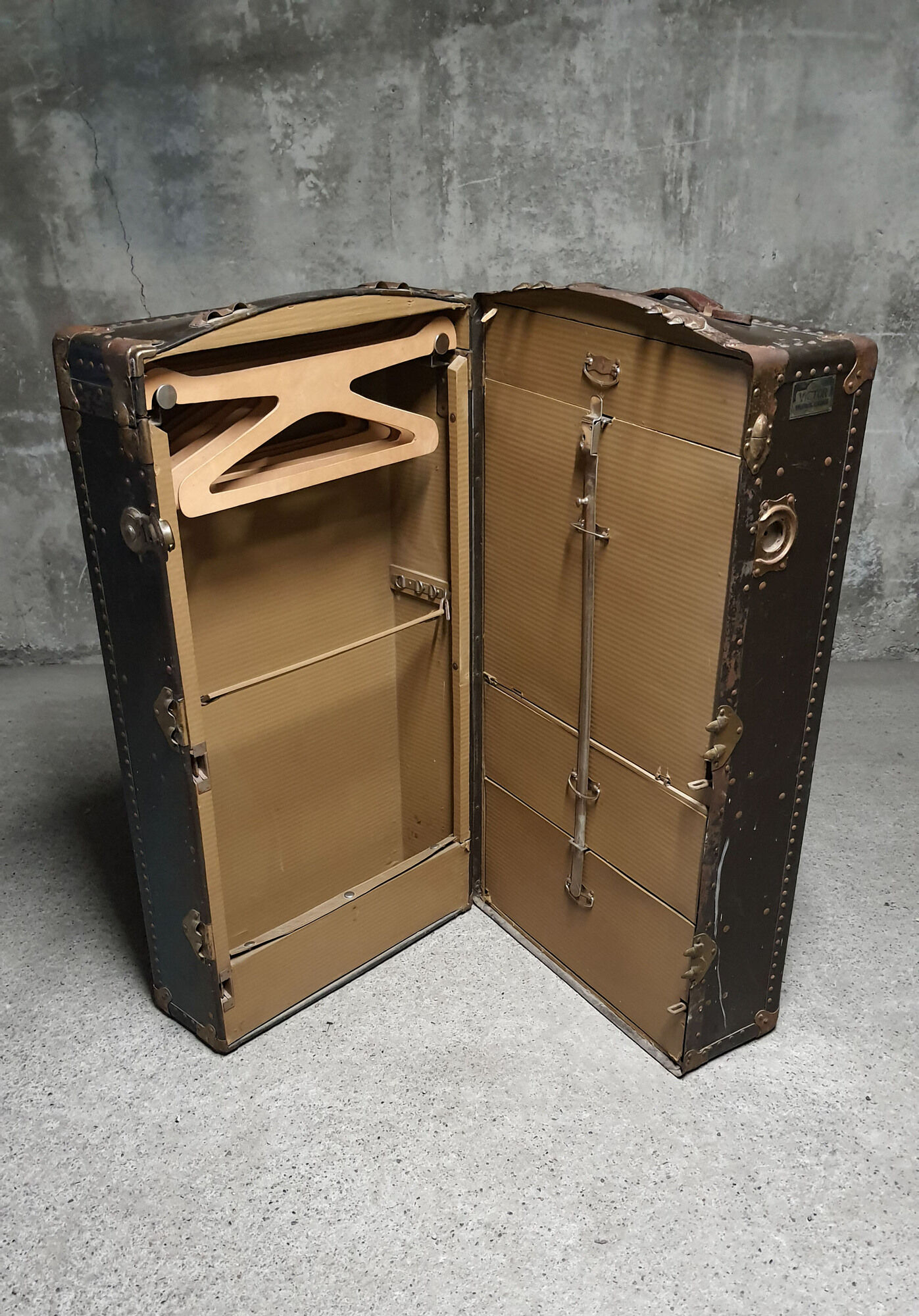 Large travel trunk of the brand Victor Wardrobe Luggage 1920