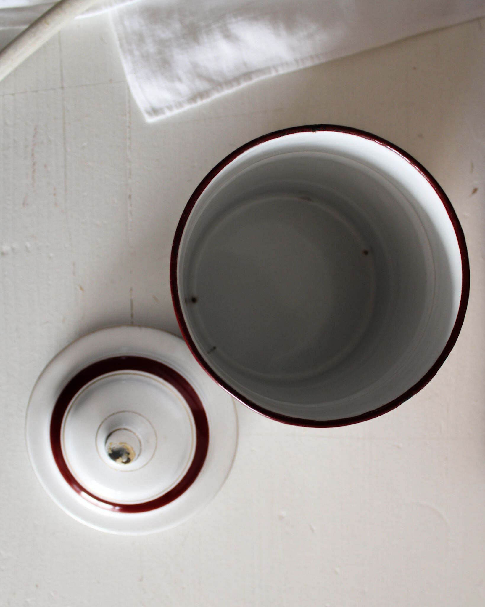 Enamelled metal pot