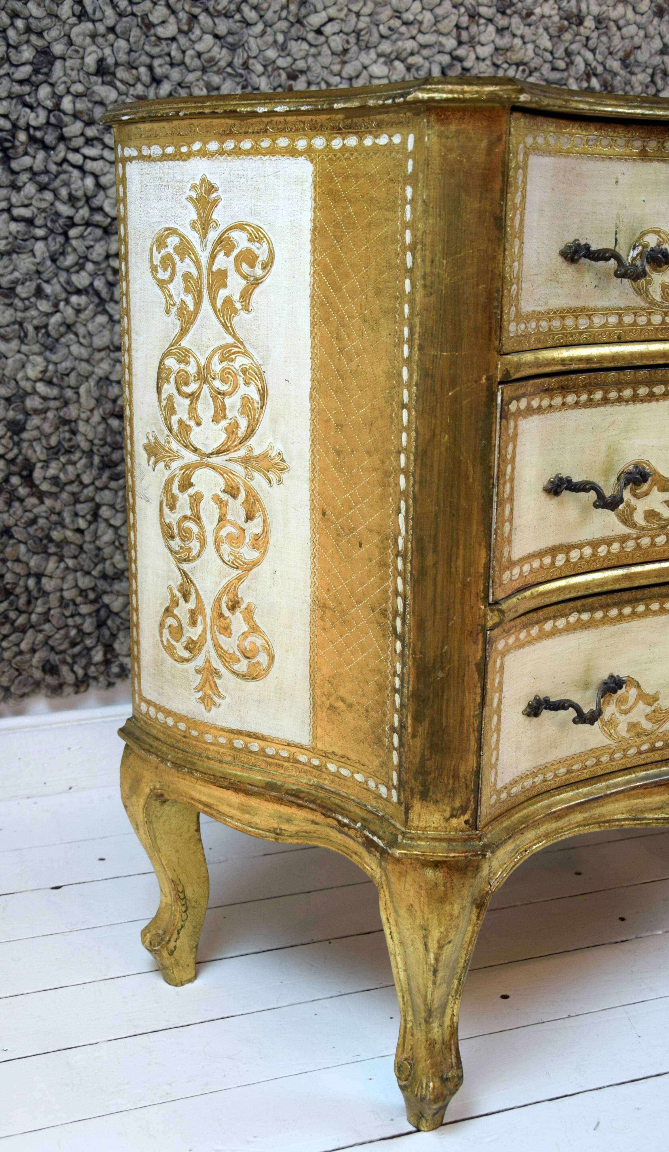 Italian chest of drawers