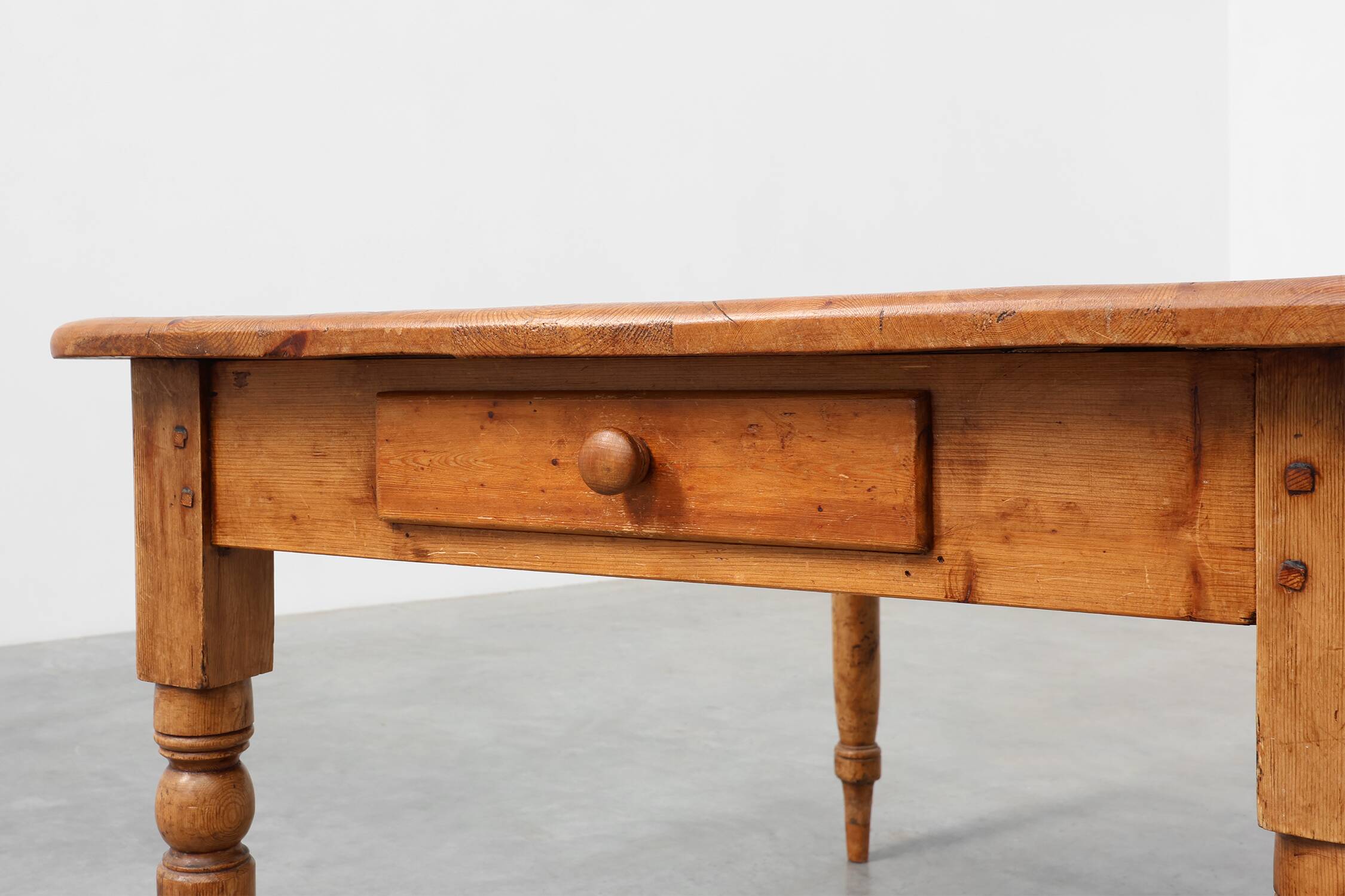 Table de ferme en pin ancien, France, fin du 19e siècle