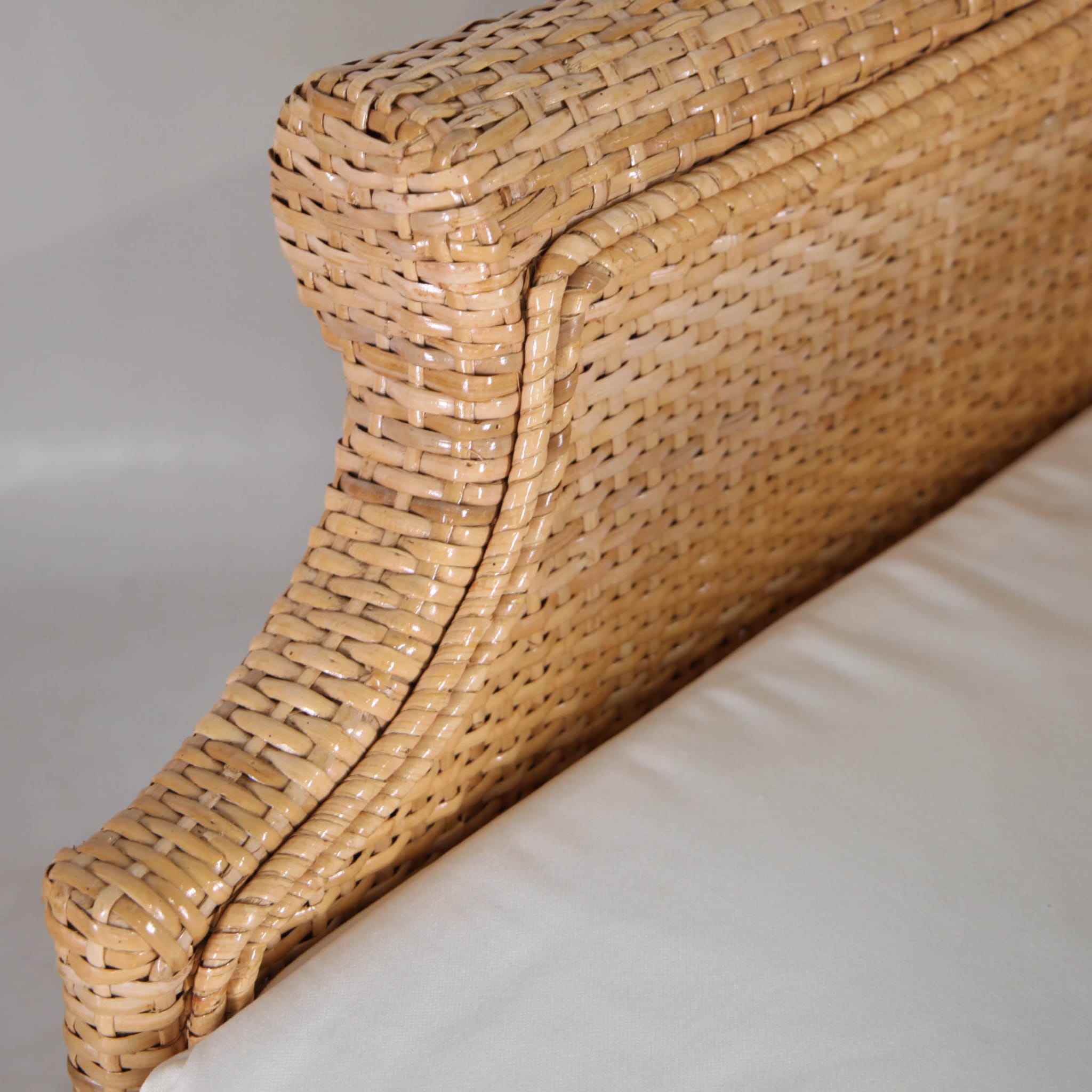 Paire de fauteuils club en rotin
