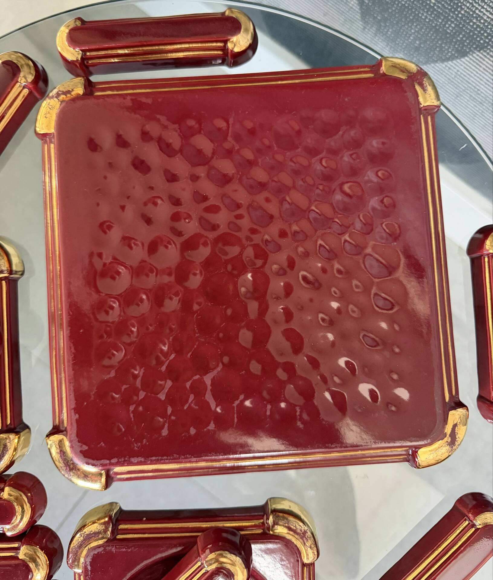 Art Deco table service in glazed burgundy and gold earthenware – Complete