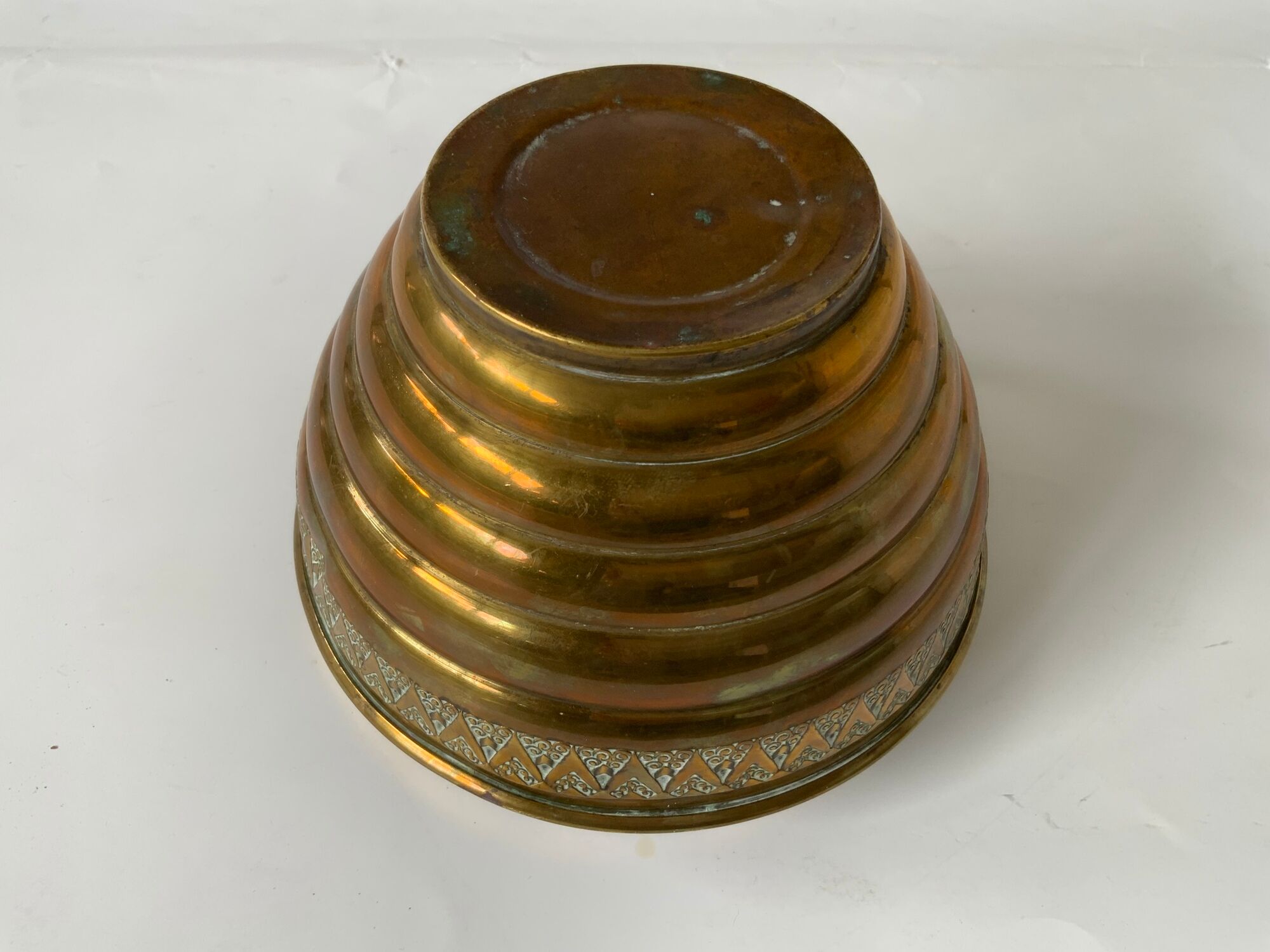 Cache pot en laiton vintage quelsques traces du temps - forme boule - beaucoup de charme