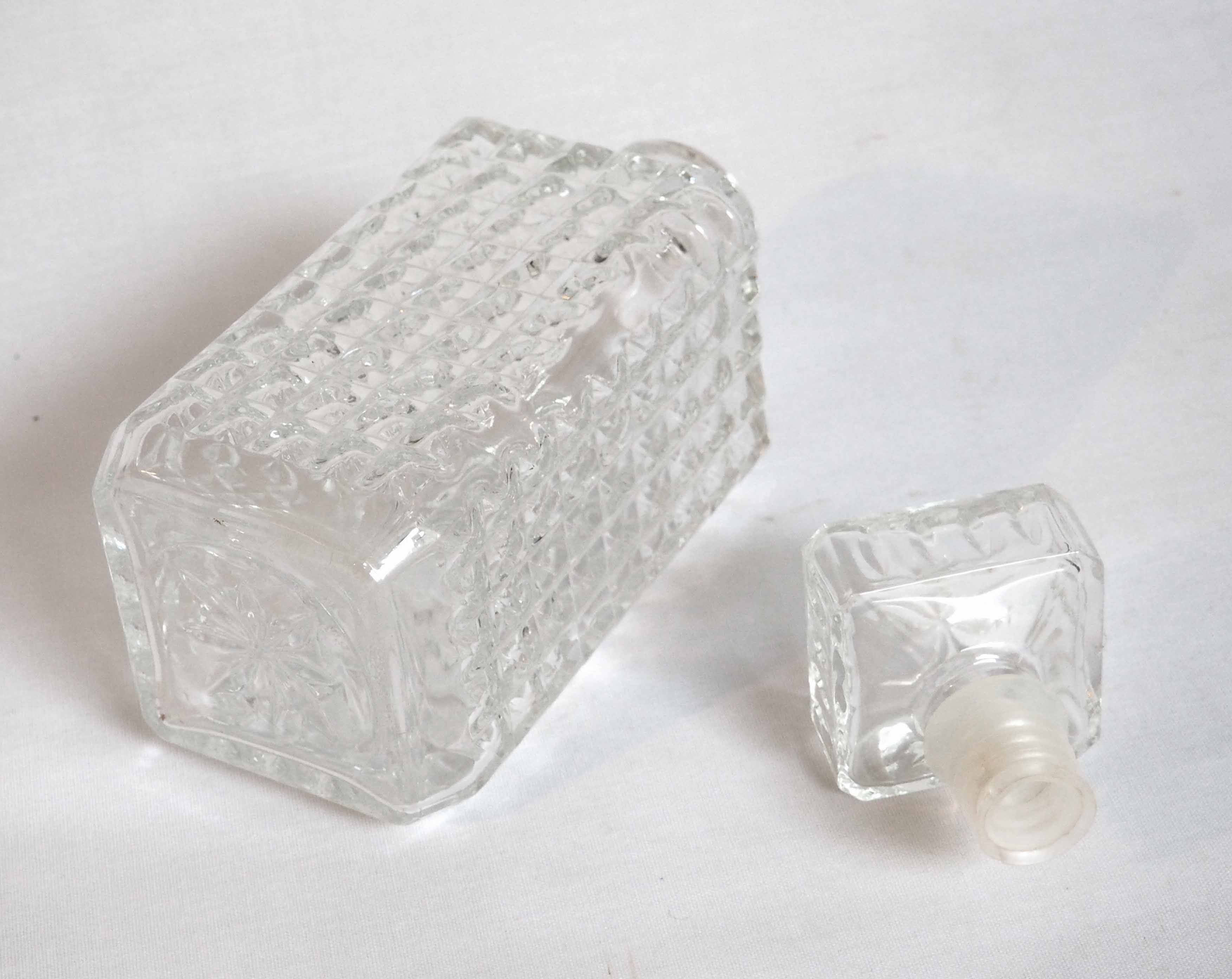 Whiskey decanter with spike pattern